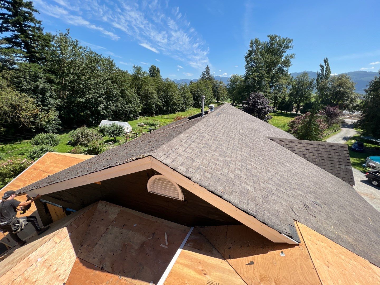 Residential Roofing Installation using OC Oakridge shingles and Duraclad Accent roof by Top Notch Roofing Inc