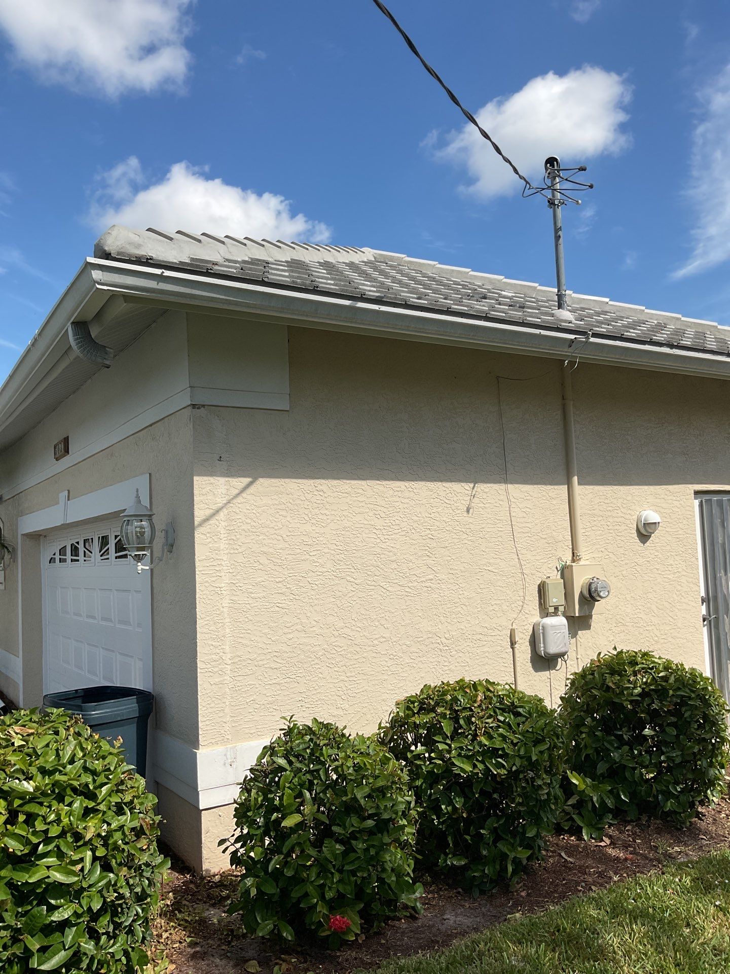Seamless Gutters using Splash Guard in Cape Coral FL by Gutter Professors