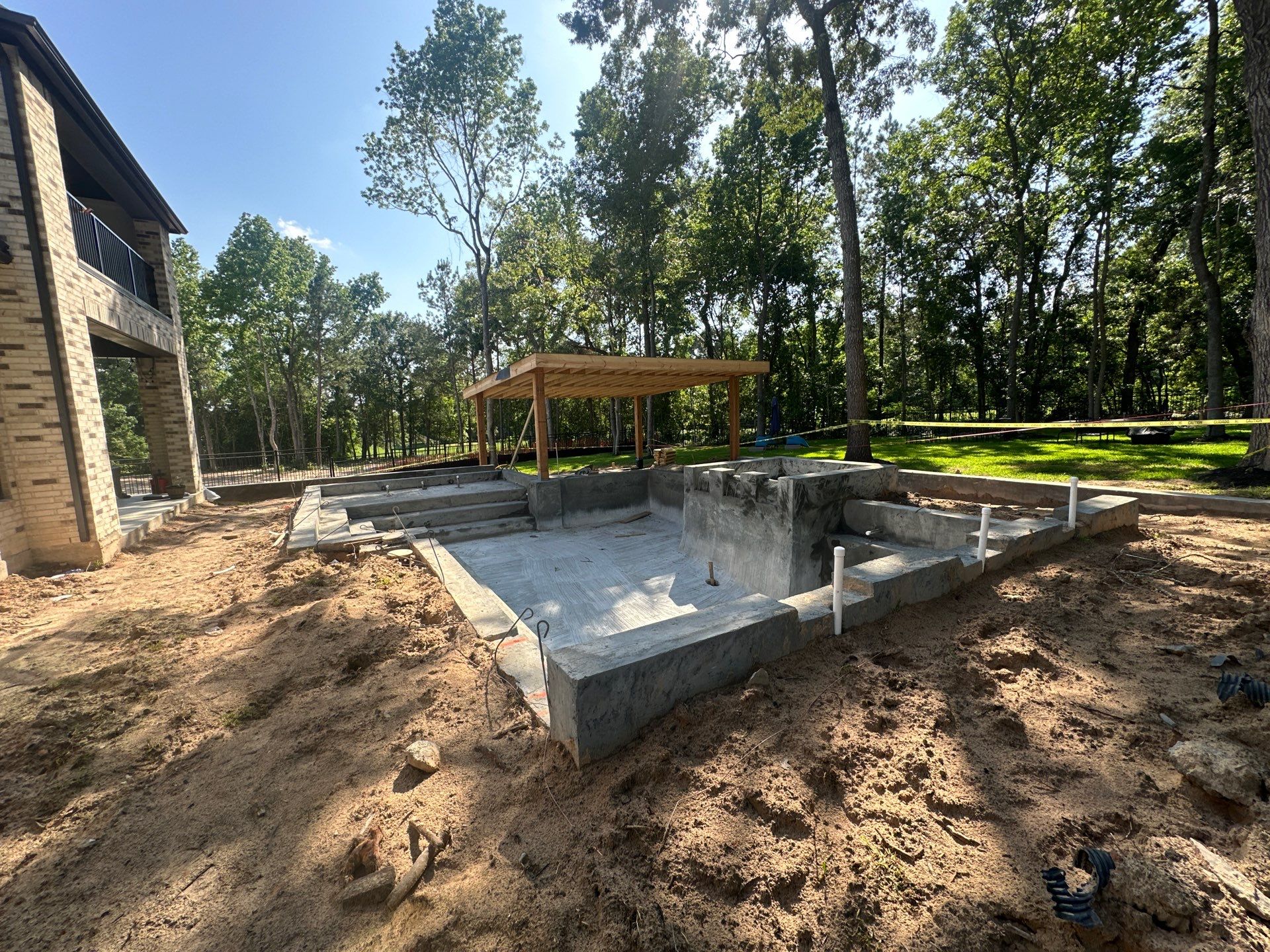 Modern Patio Cover and Kitchen in Montgomery by SophAlx LLC