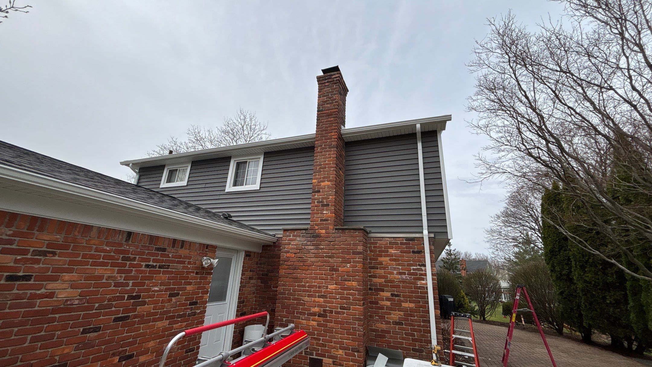 Siding Replacement using Alside Charcoal Smoke and Roof Replacement using Owens Corning Peppercorn by 180 Contractors