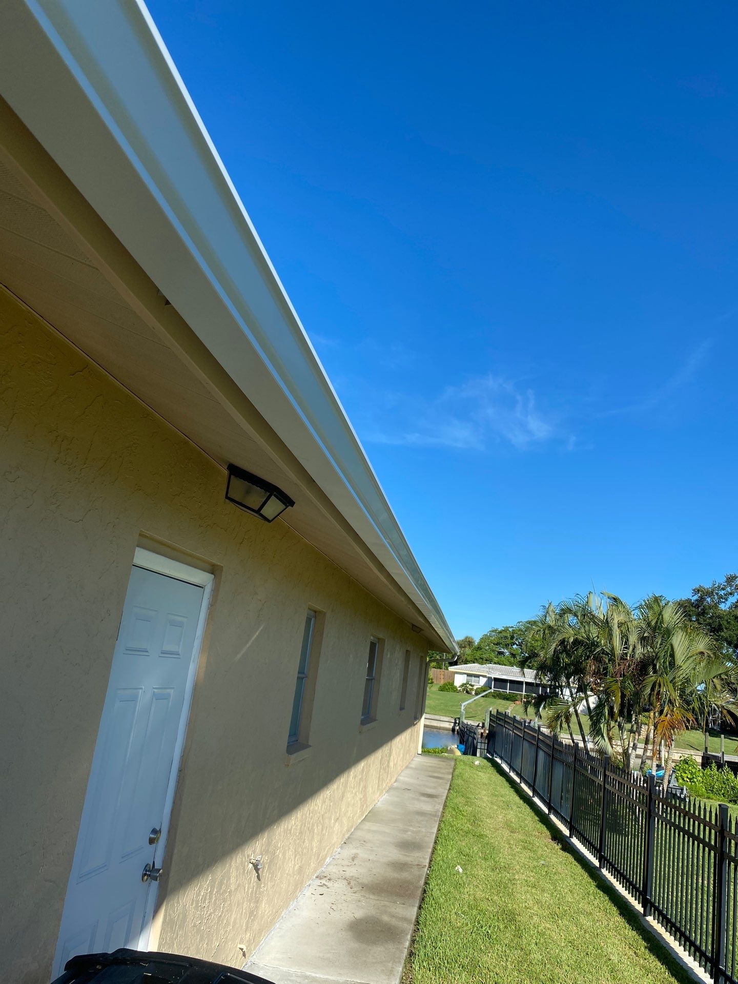 7-Inch Seamless Gutters for Heavy Rain Protection in Englewood FL by Gutter Professors