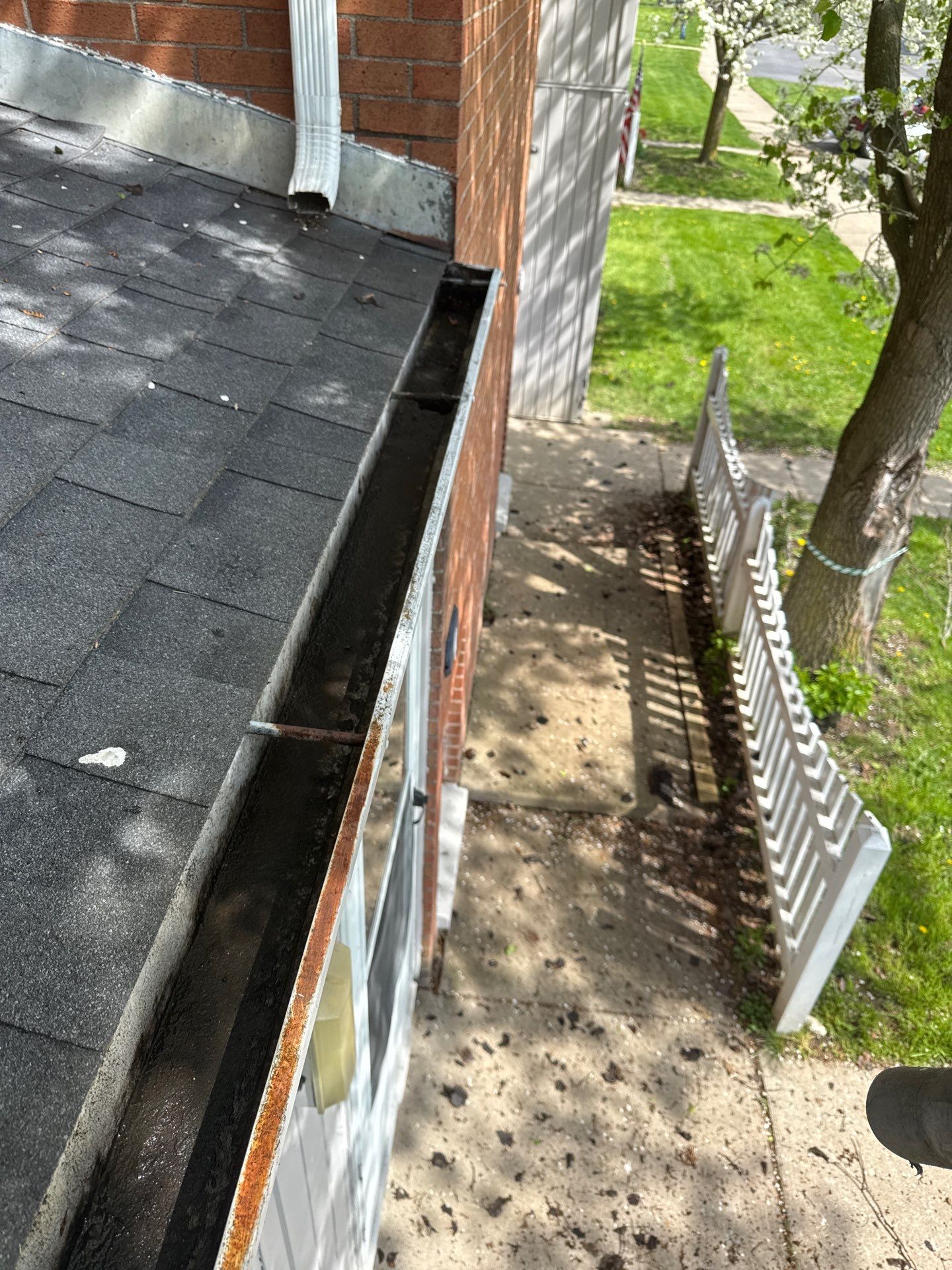 Commercial gutter cleaning Syracuse after photo with clean gutters