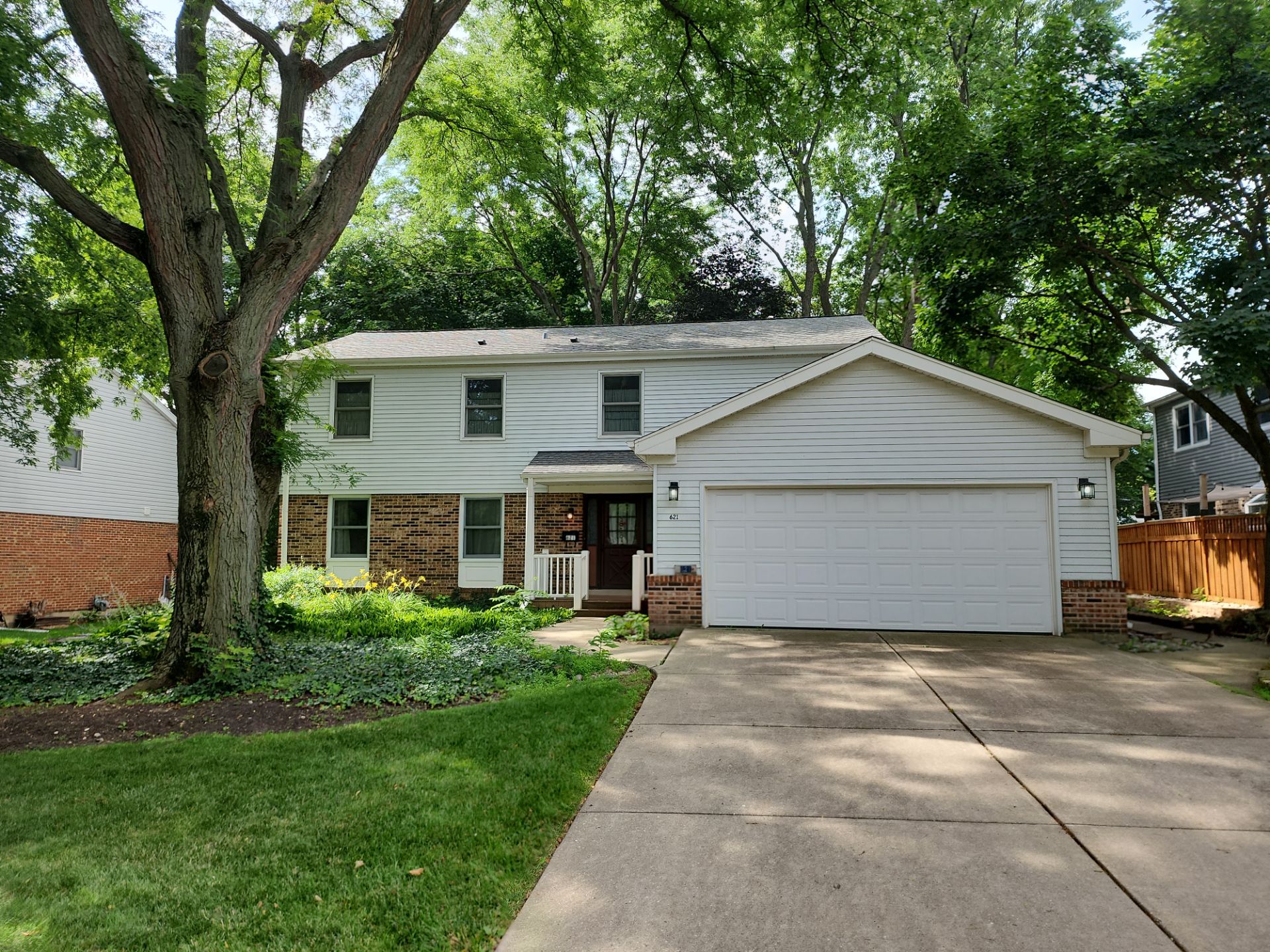 Palatine house wash and concrete power washing by Northern Power Washing LLC.