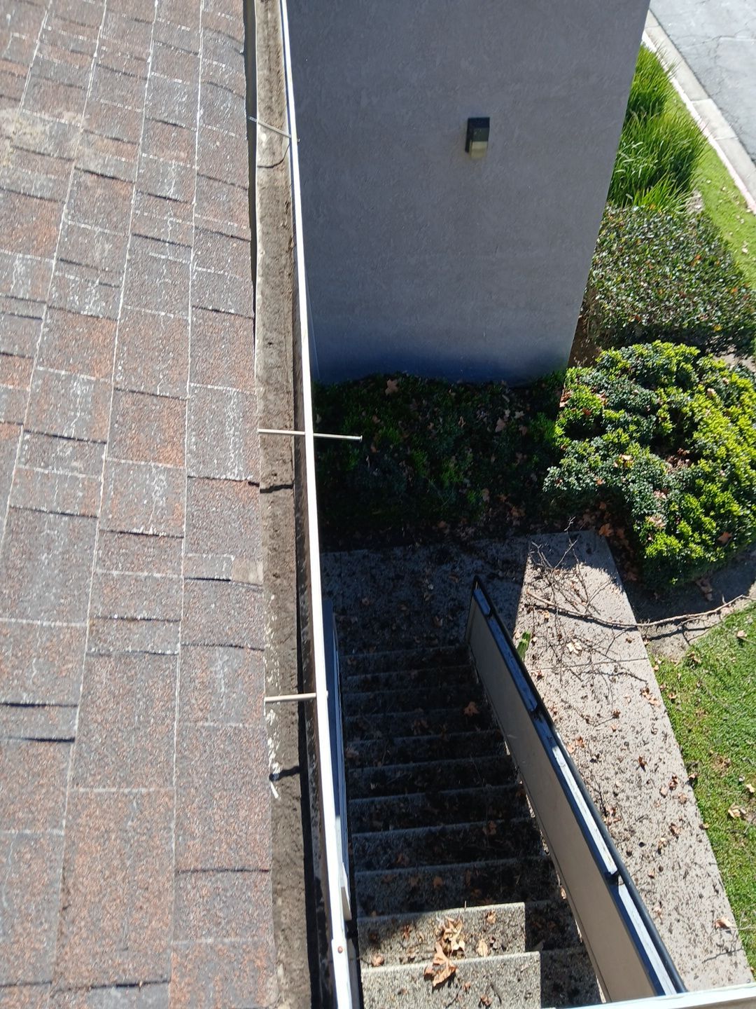 Commercial gutter cleaning Los Angeles after photo with clean gutters