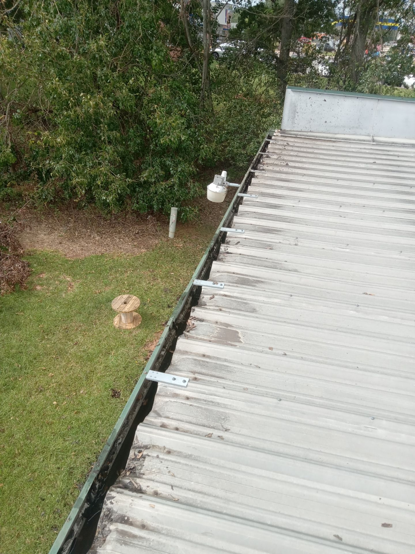Commercial gutter cleaning Greenville & Spartanburg after photo with clean gutters