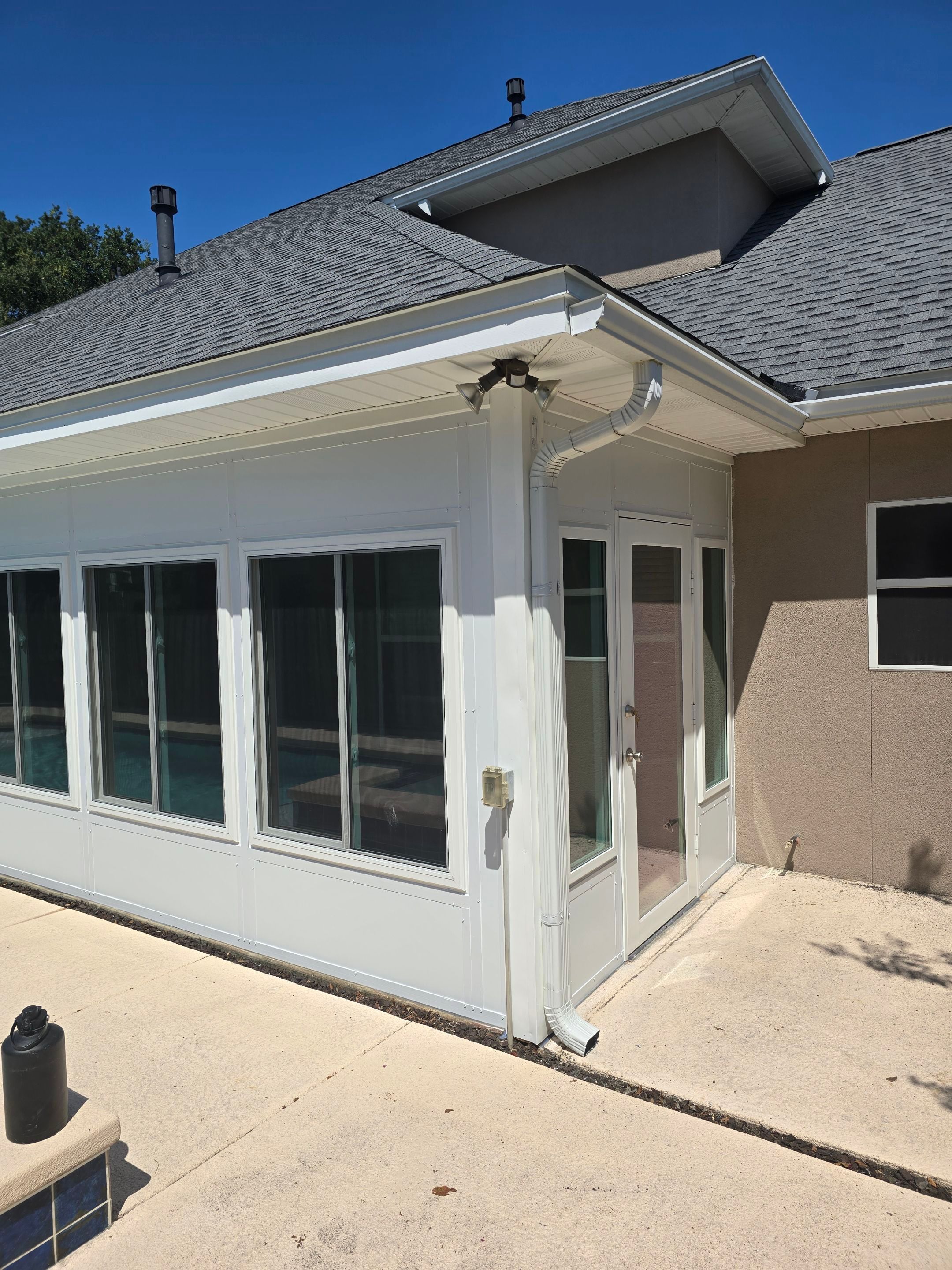 Poolside Glass Under in Fort Walton Beach by Titan Sunrooms