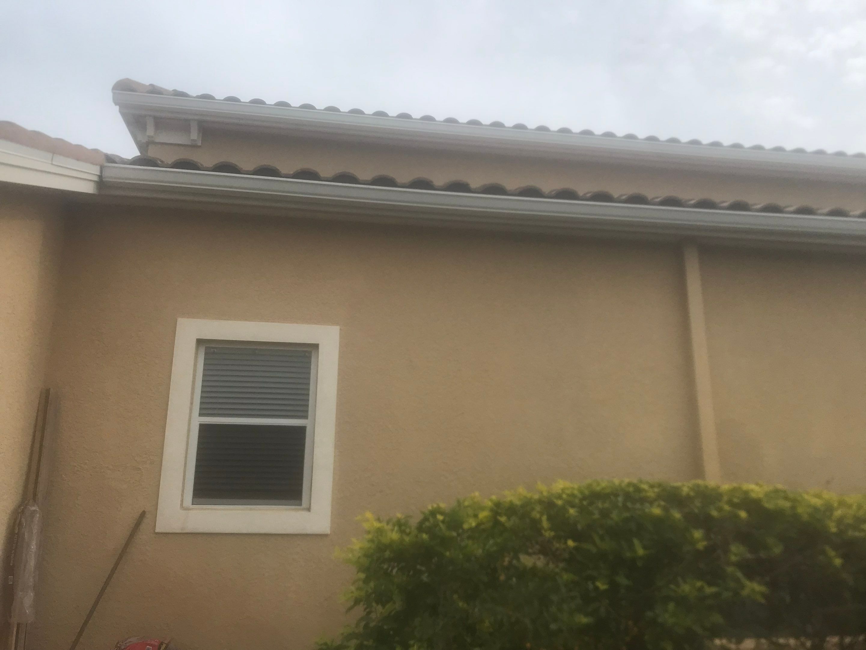 6 Inch Seamless Gutters using White Gutters and Downspouts in Fort Myers FL by Gutter Professors