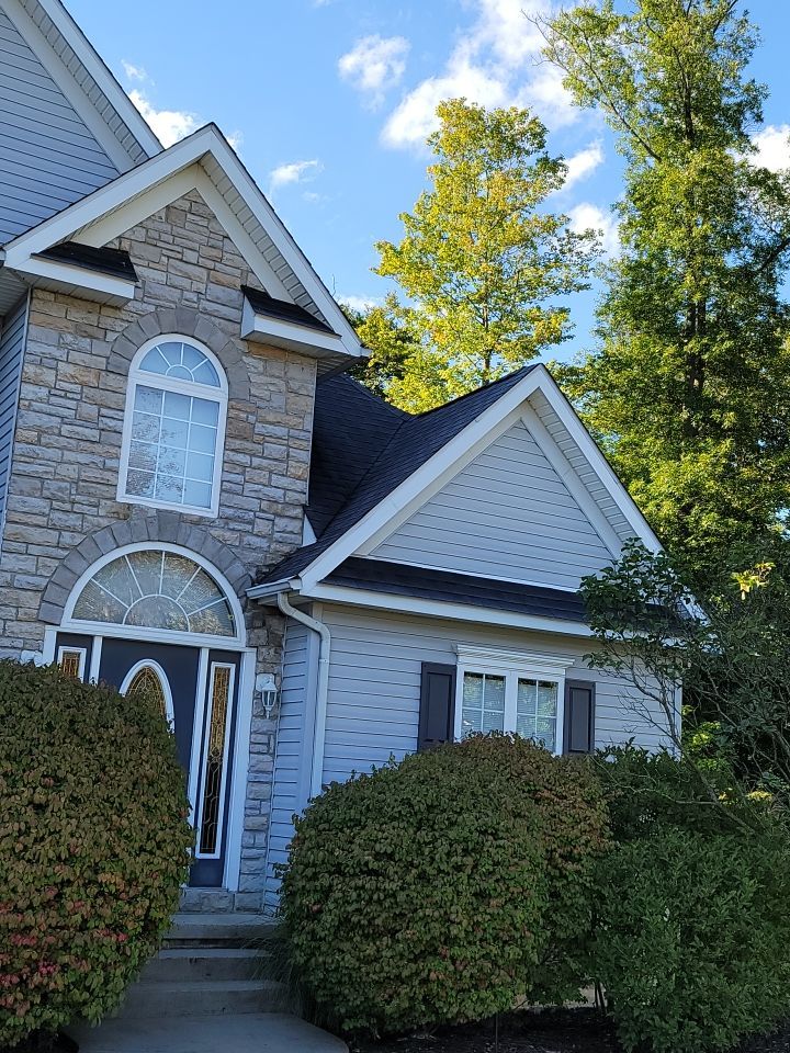 Brand: Atlas Pinnacle Color: Pristine Scotchgarde Black Shadow Drip: White by Eagle Eye Roofing