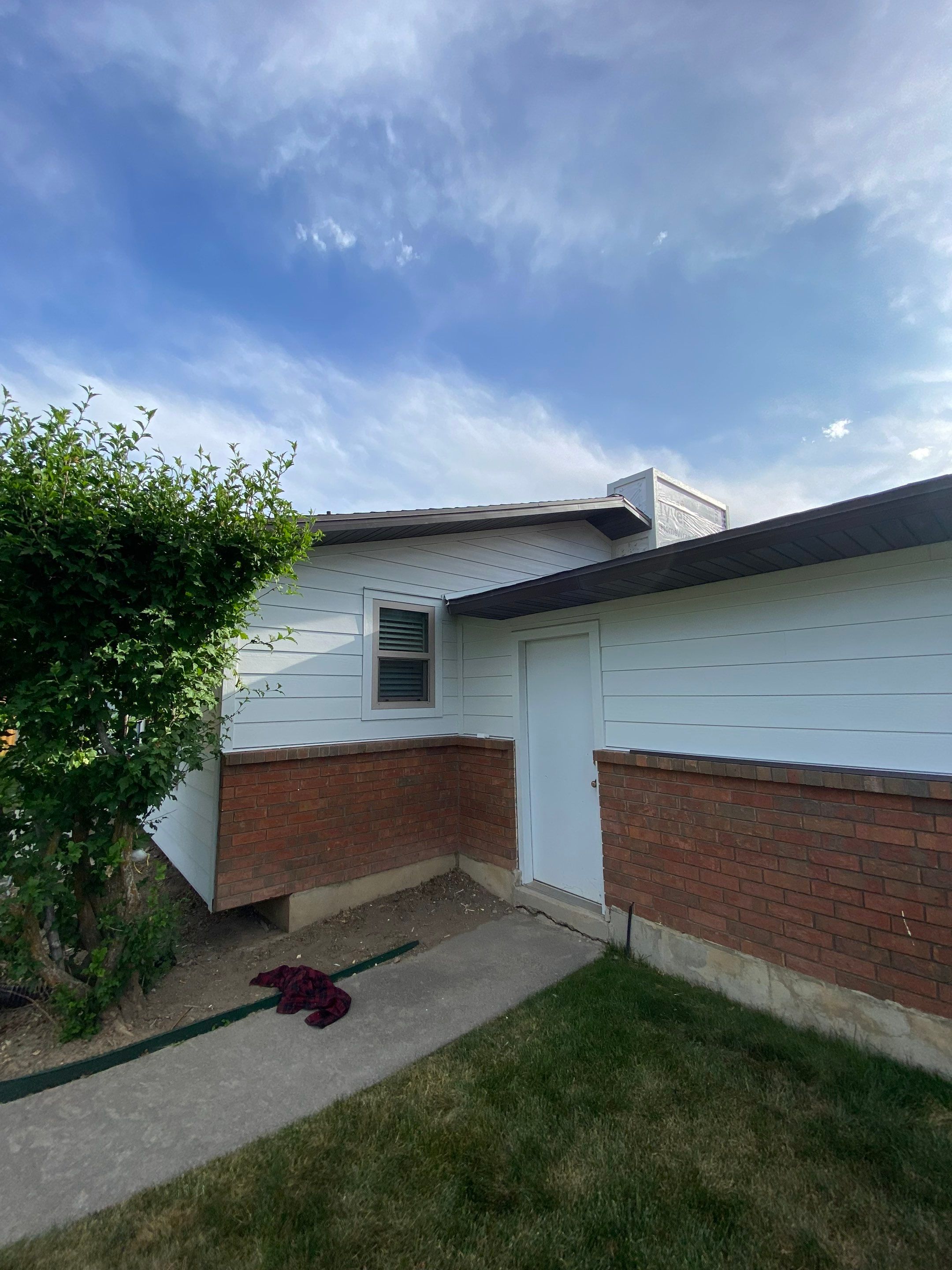 Orem | Hardie B&B and Lap Siding | Cobble Stone & Arctic White by Ideal Siding Utah