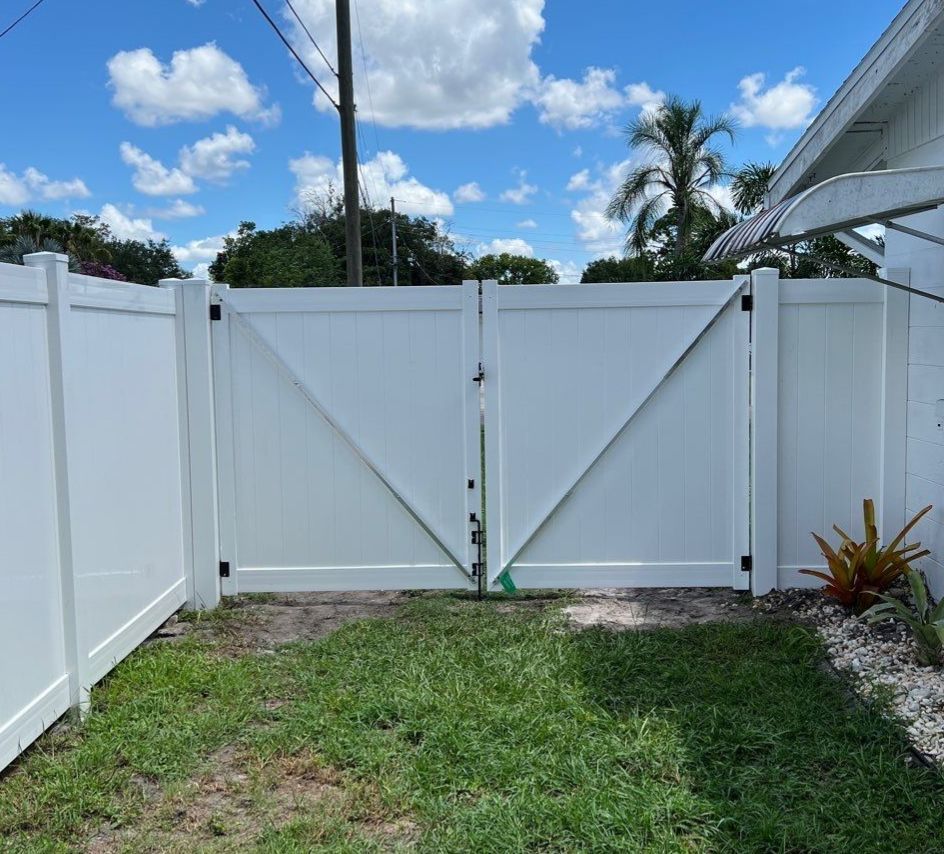 Sarasota, FL 6ft. Tall White Vinyl Privacy Fence  by Asap fence and gates, LLC