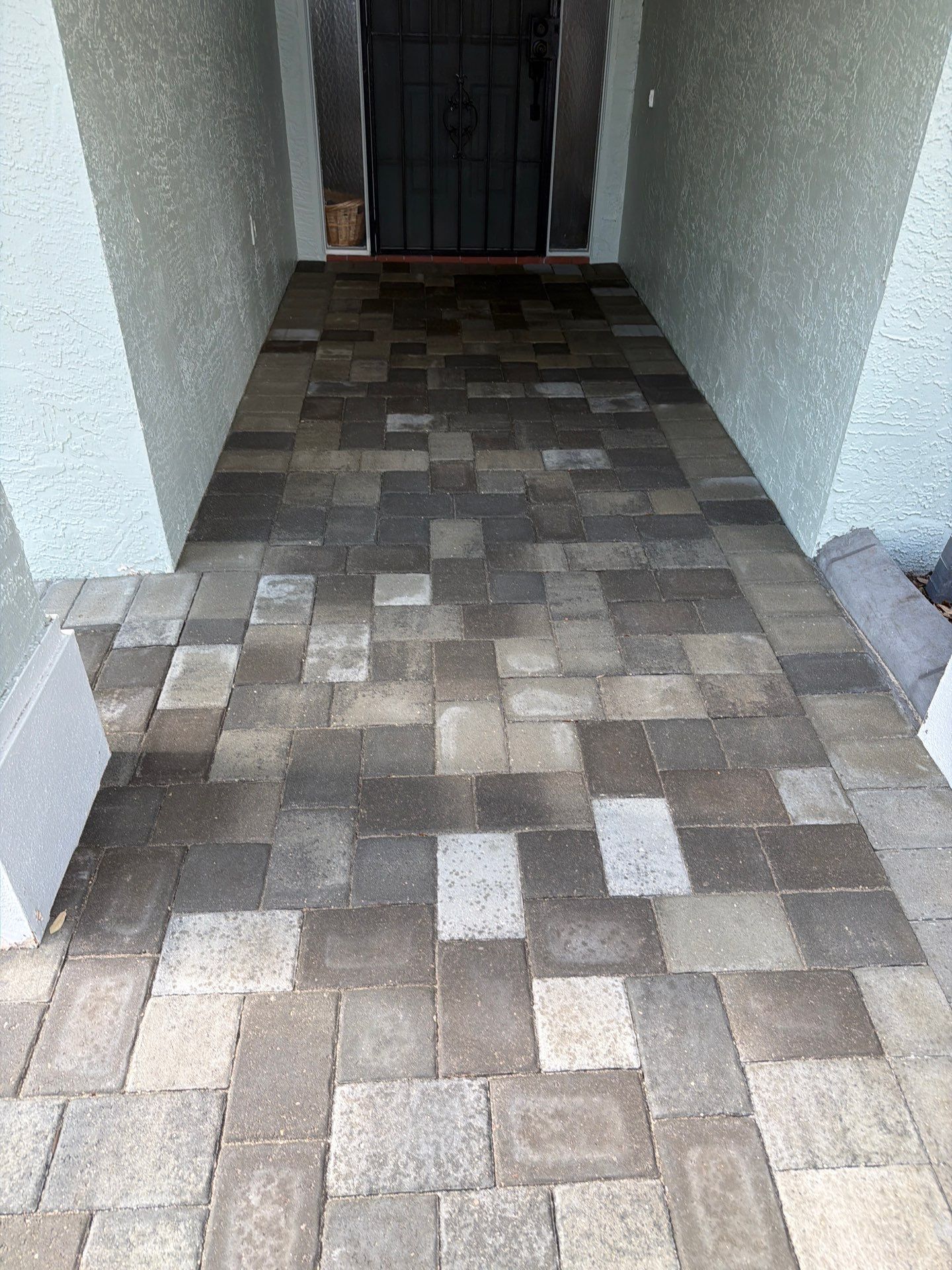 Professional Paver Sealing for Multi-Toned Driveway in Sun City Center by Supreme Paver Experts
