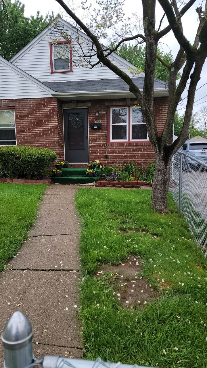 Brand: Atlas Pinnacle Color: Pristine Scotchgarde Pewter Drip: White by Eagle Eye Roofing