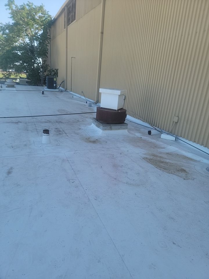 TPO single-ply roofing system using GAF by Straight Edge Roofing Inc