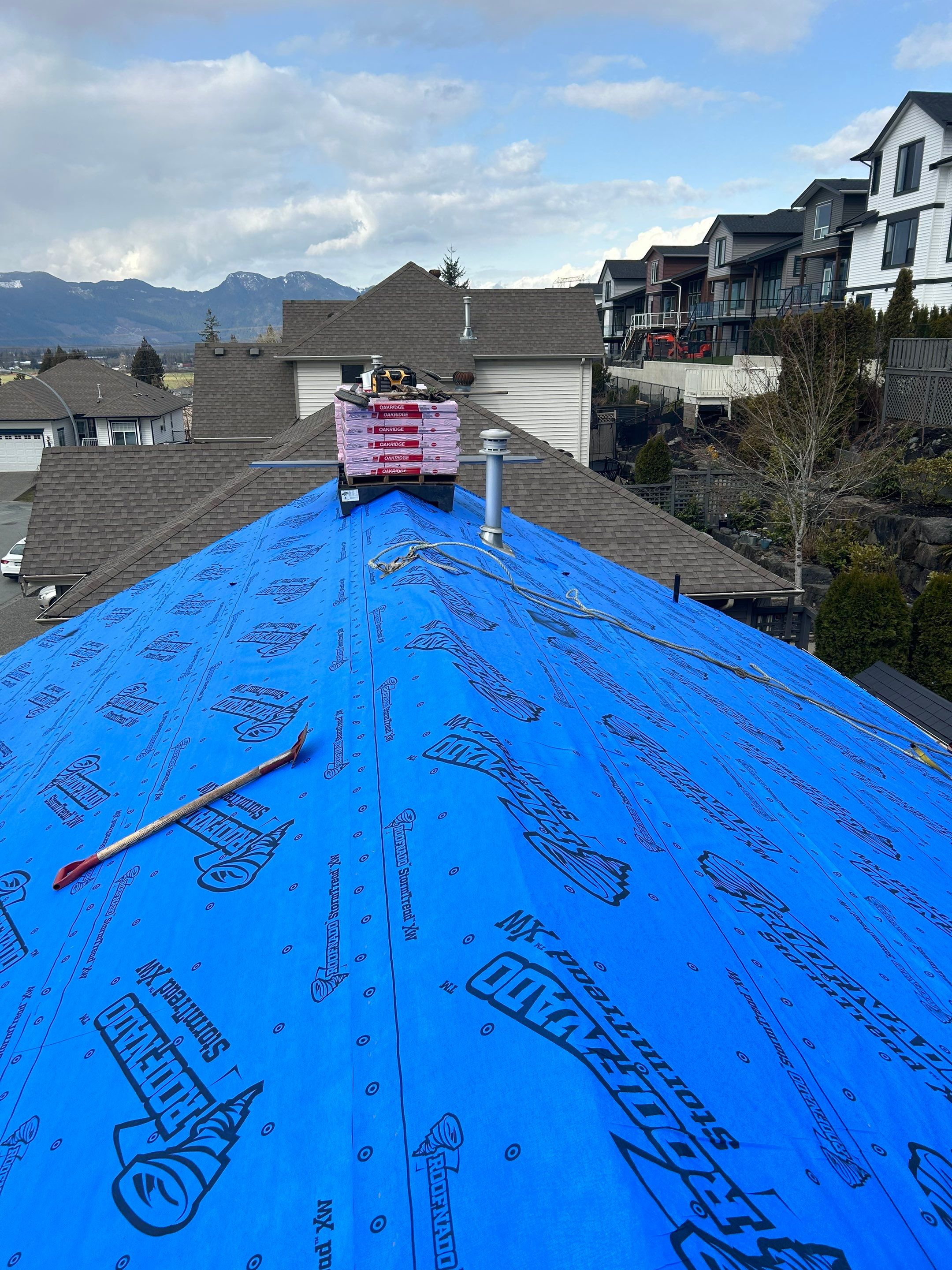 Residential Roofing Installation using OC Oakridge shingles by Top Notch Roofing Inc