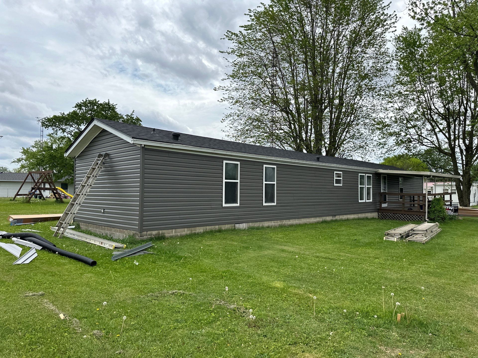 Roof and Siding Replacement using Norandex Cedar Knoll Graphite Siding and Owens Corning Durations in Onyx Black by WIW Enterprises Inc