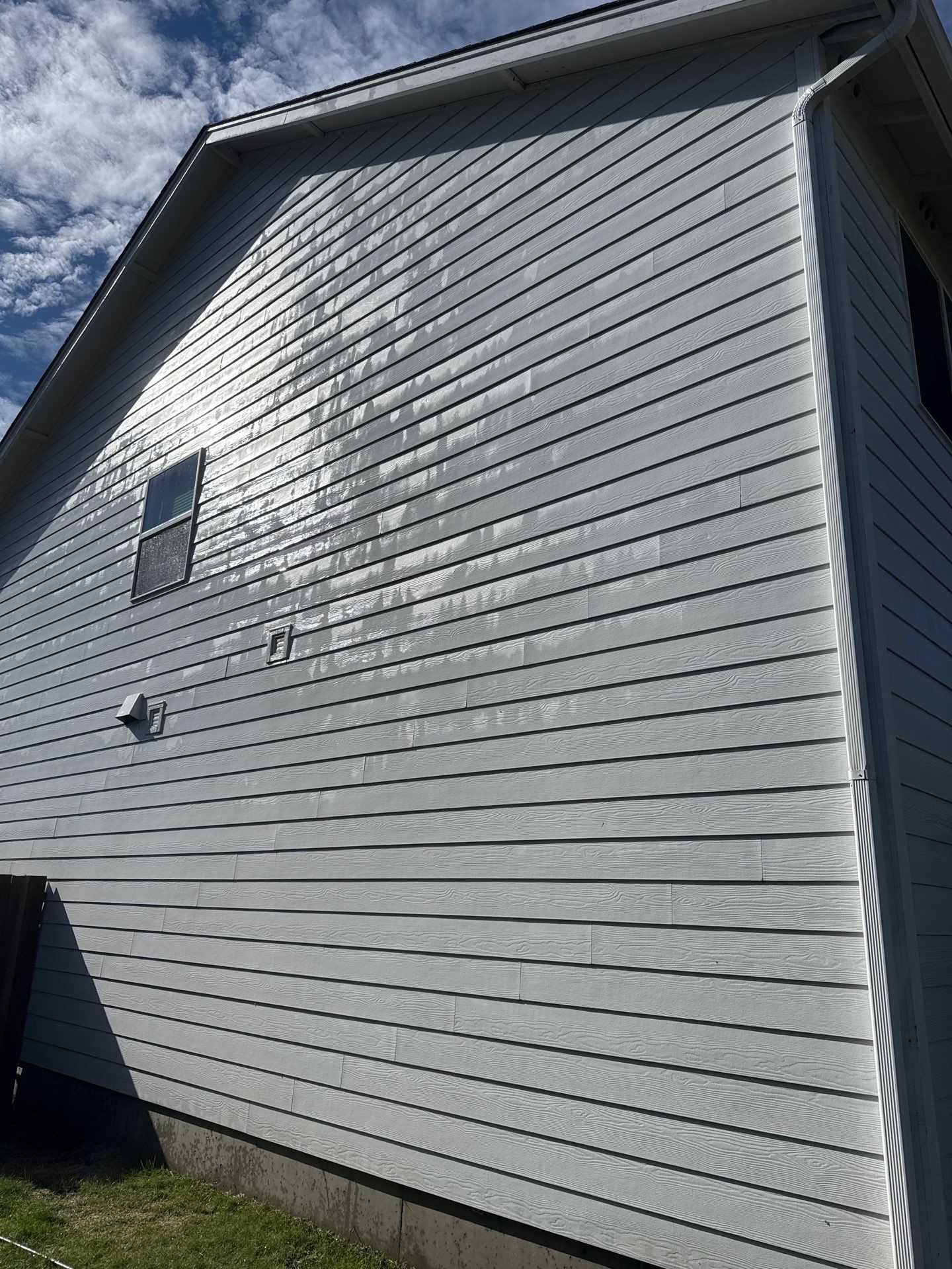 Warrenton Home Exterior Transformation by Rolling Suds of Oregon Coast – Salem