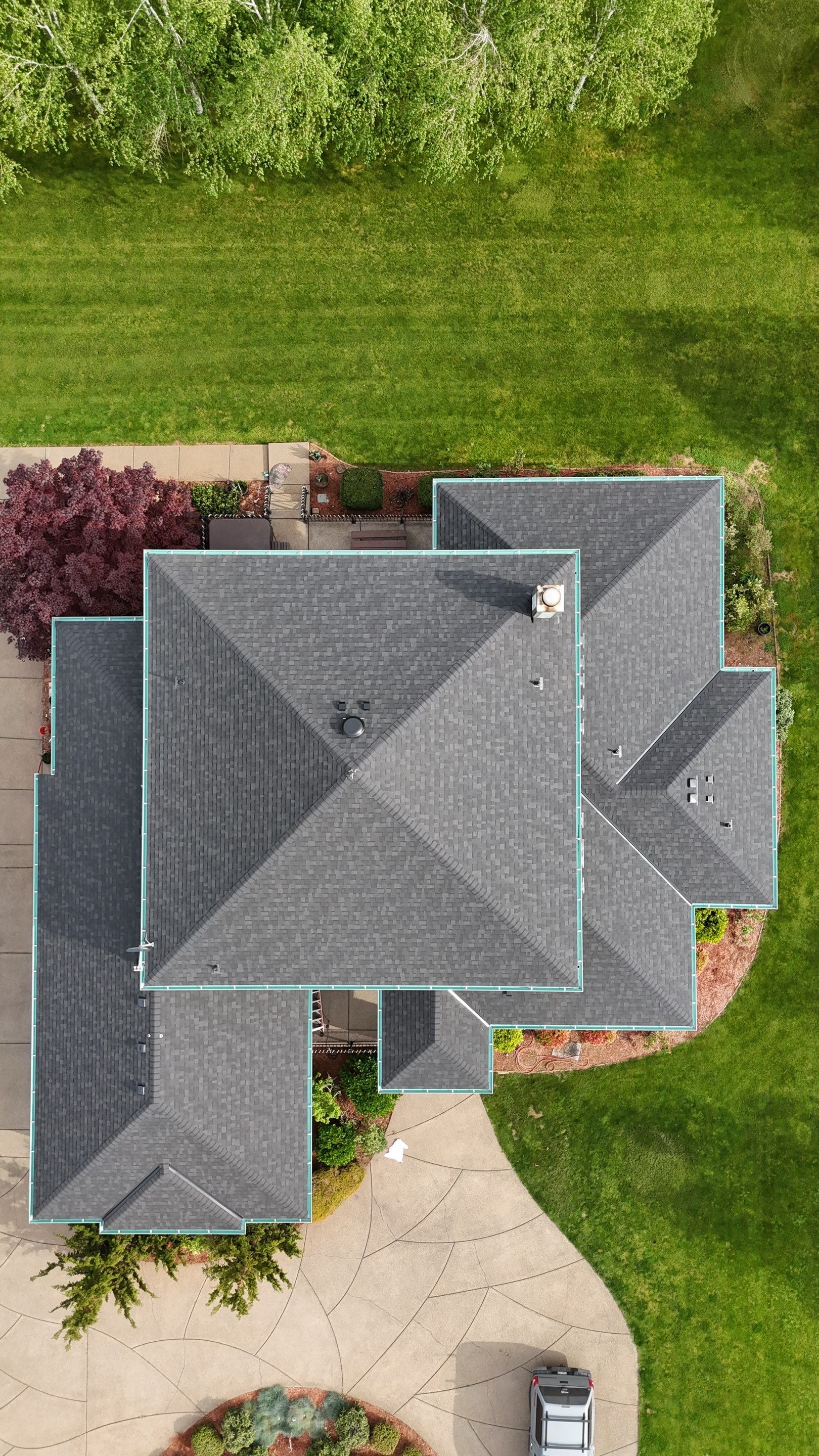 Onyx Black | Roof Replacement in La Center, WA by Valiant Roofing, LLC