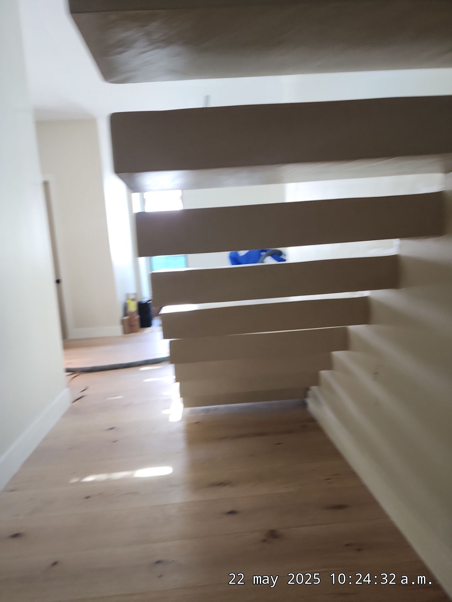 Microtopping over Steps by Seamless Surfaces