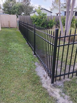 Spear top aluminum fence in Port Charlotte
