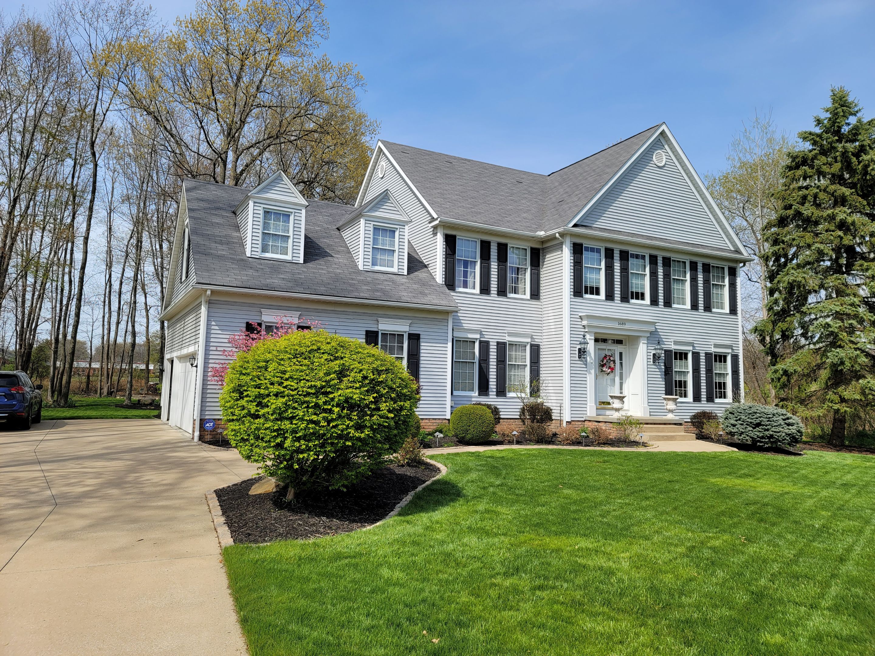 Brand: Atlas Pinnacle Color: Pristine Socthgard Pewter Drip: Black by Eagle Eye Roofing