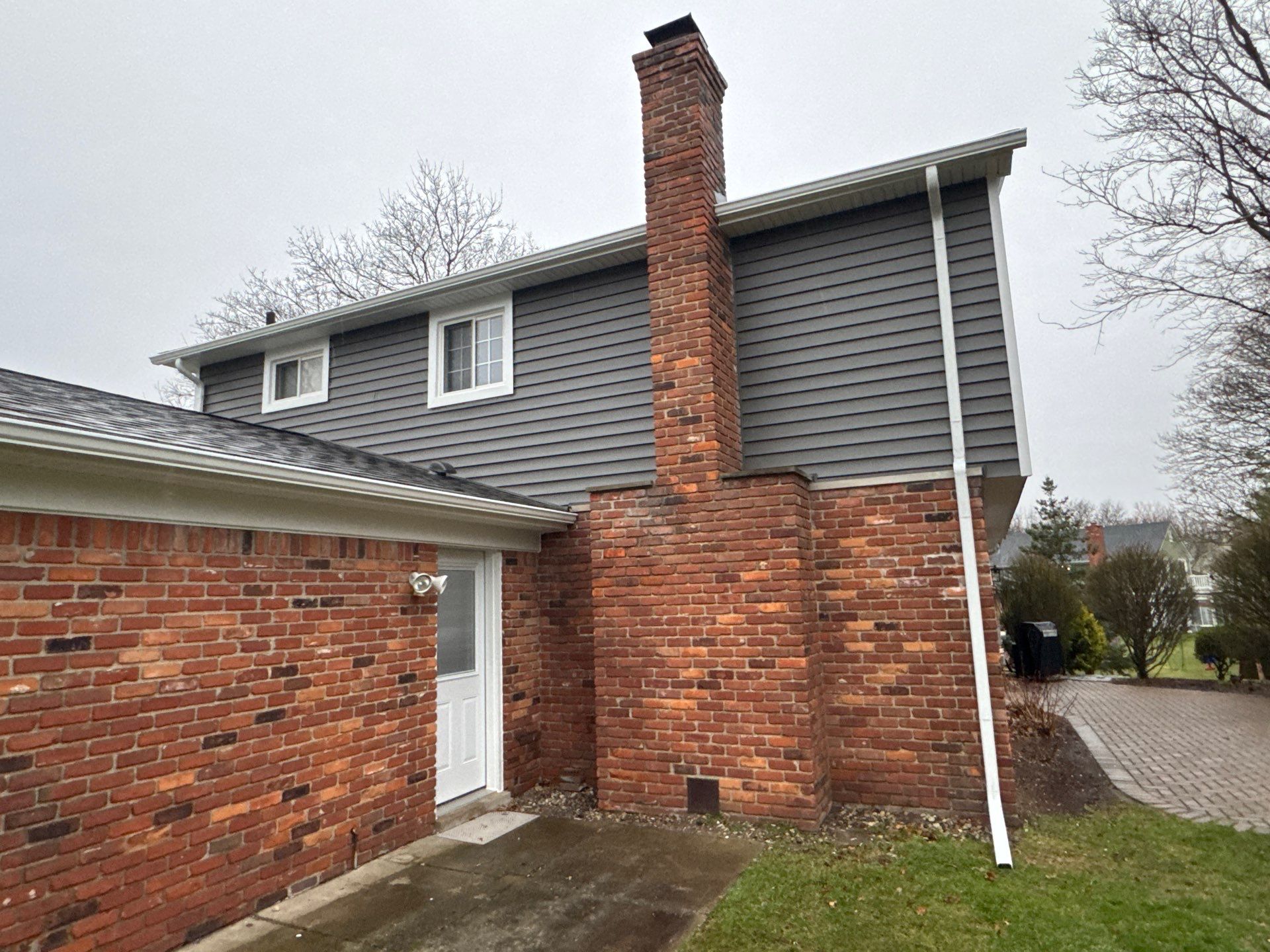 Siding Replacement using Alside Charcoal Smoke and Roof Replacement using Owens Corning Peppercorn by 180 Contractors