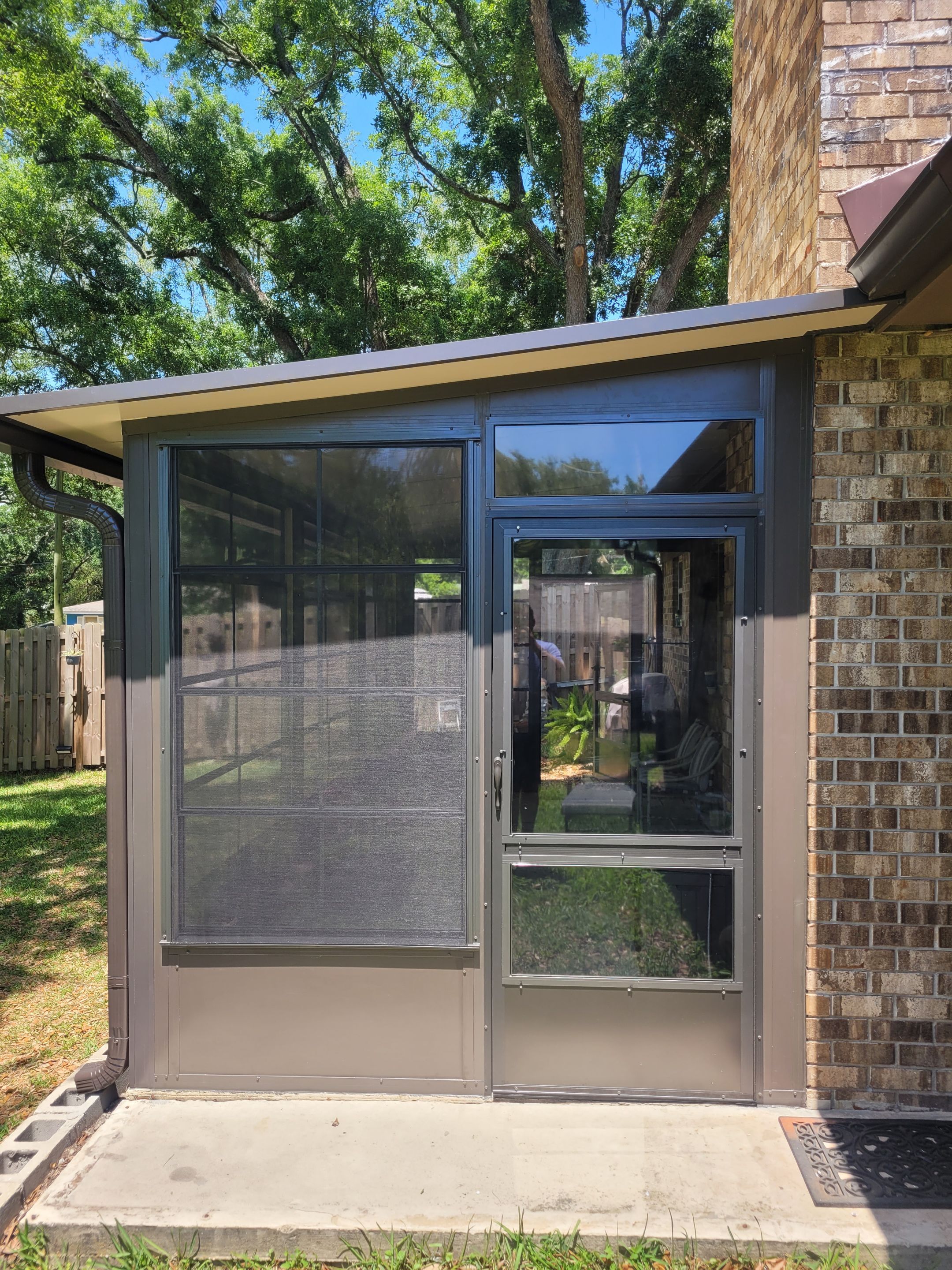 Pensacola Screen Room Using Colorbeam by Titan Sunrooms