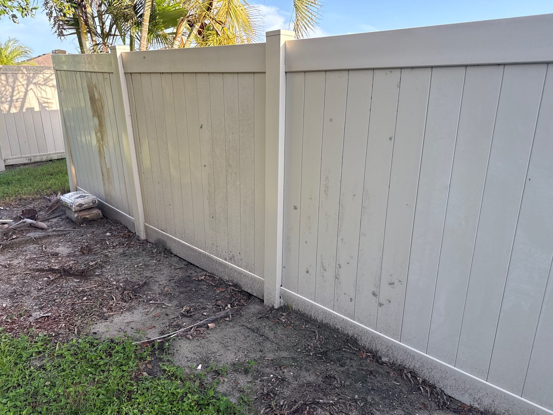 2-Story Stucco House Wash & Tan Vinyl Fence Cleaning | Sheffield Glen Palmetto, FL by Sunshine AquaWash