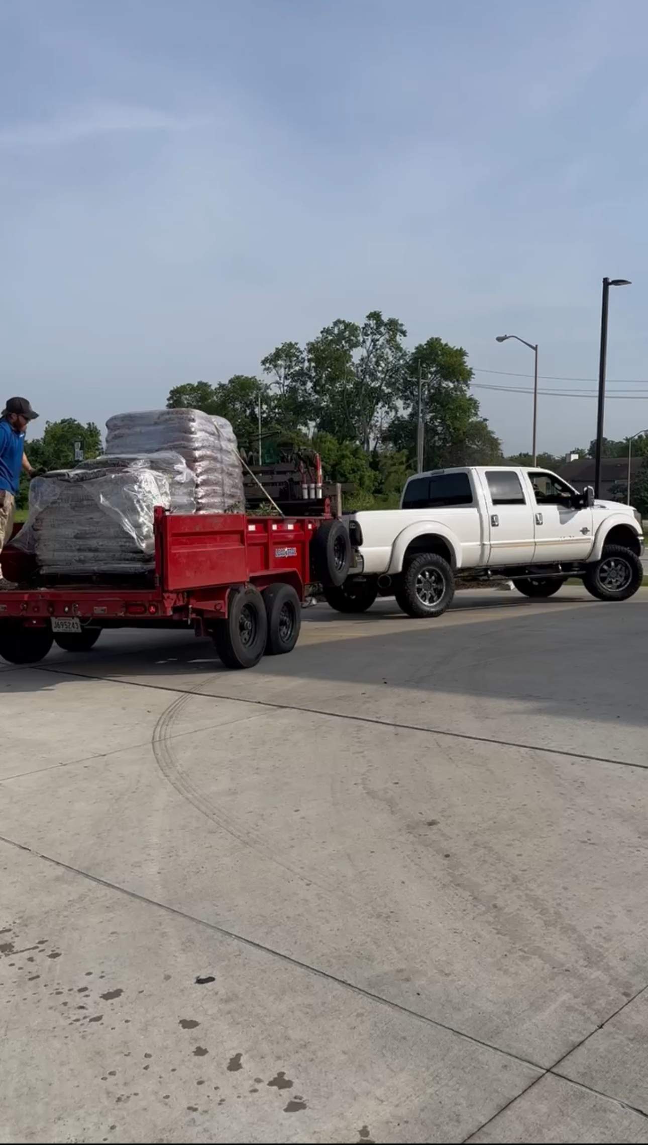 COMMERCIAL LAWN MAINTENANCE: HEDGE TRIM / BED CLEAN / MULCH INSTALL using BROWN MULCH "BARK BRITE" by CutScape, LLC.