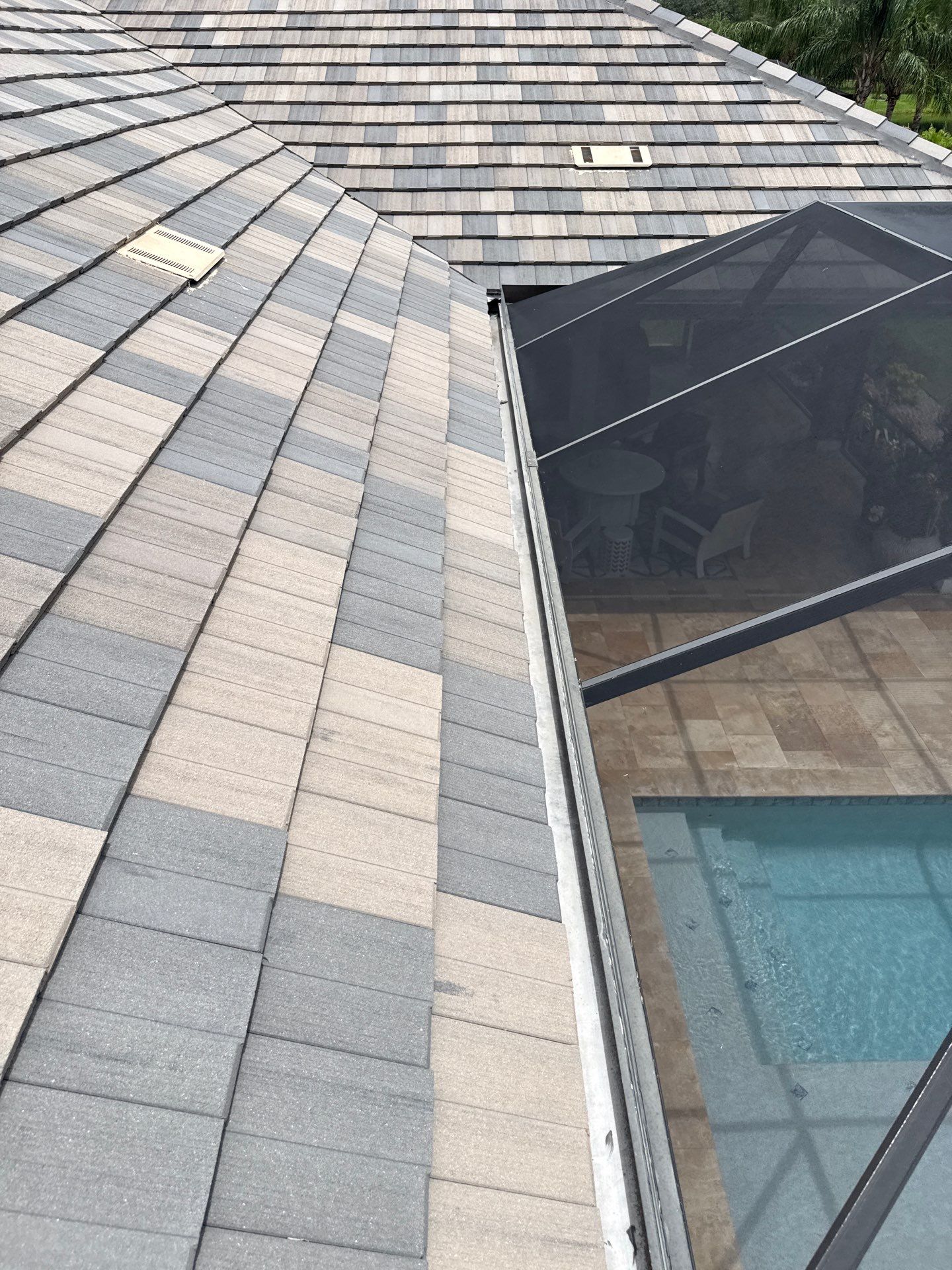 Gutter Cleaning in Winding River Community – Bradenton, FL by Sunshine AquaWash