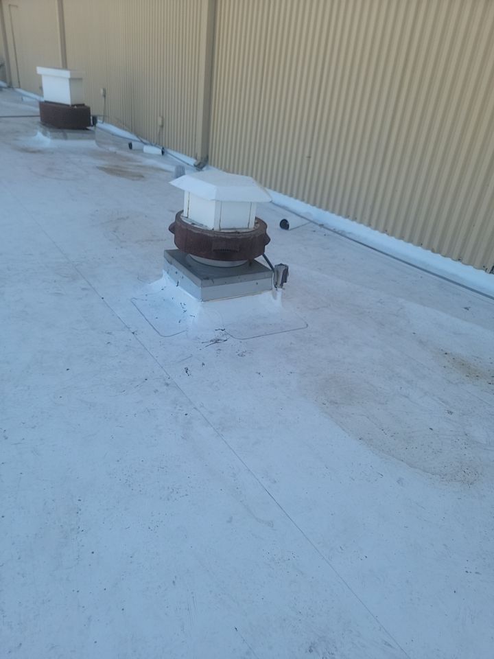 TPO single-ply roofing system using GAF by Straight Edge Roofing Inc