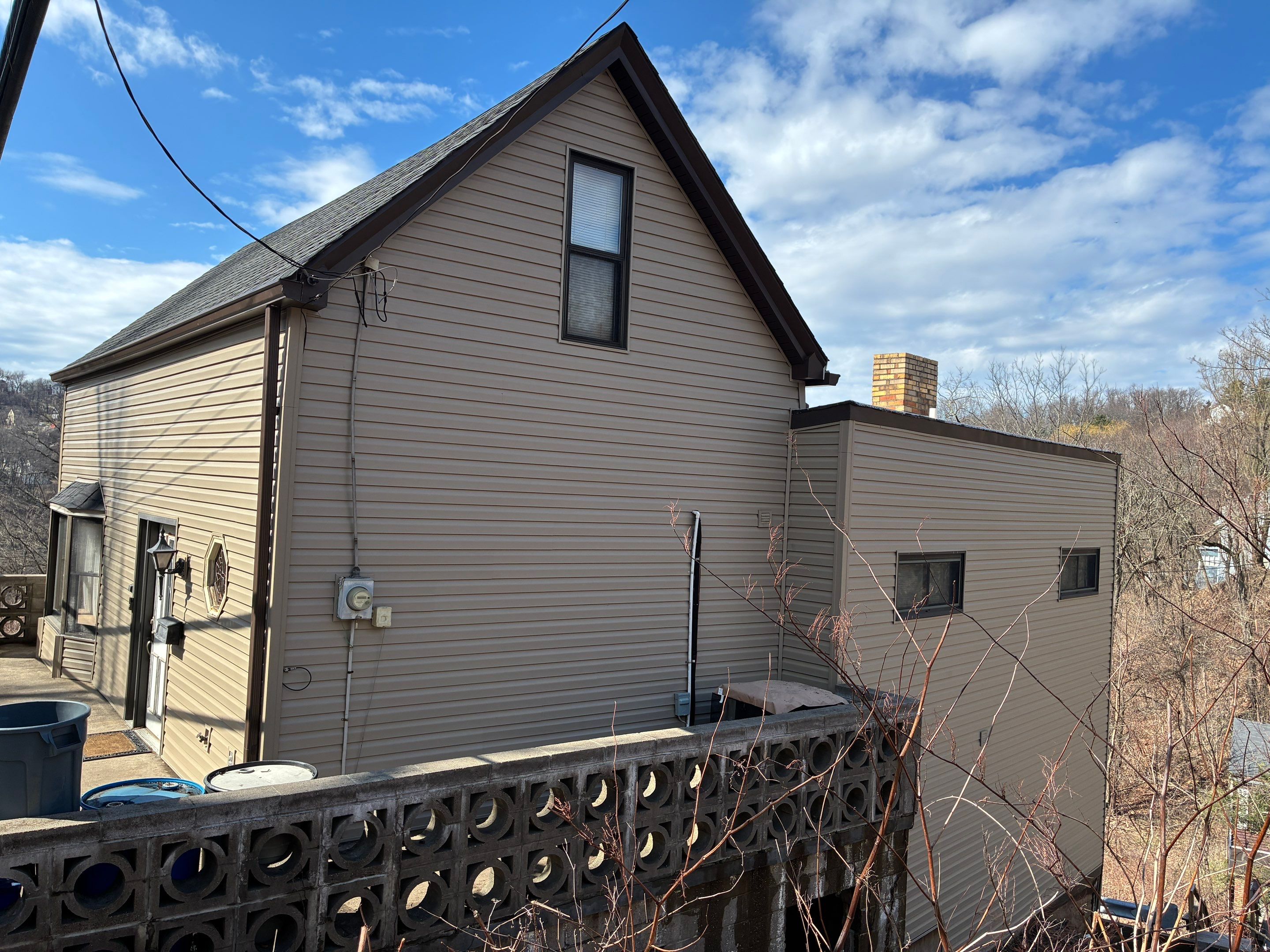 Beautiful Ovation by Mastic Vinyl Siding on the Northside by Ideal Siding Pittsburgh
