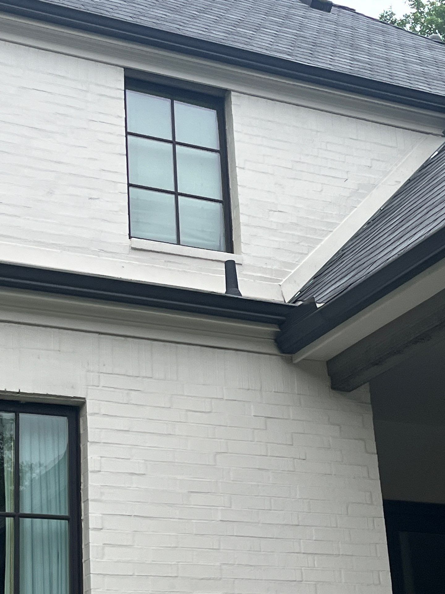 White brick with GAF Slateline English Grey by Tejas Roofworks + Restoration