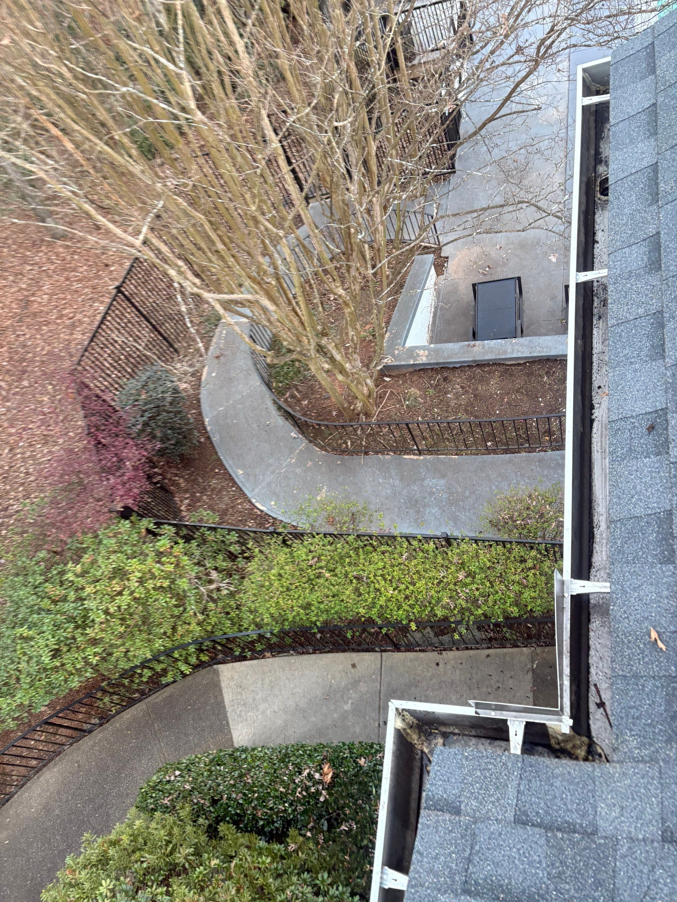 Commercial gutter cleaning Alpharetta & Roswell after photo with clean gutters