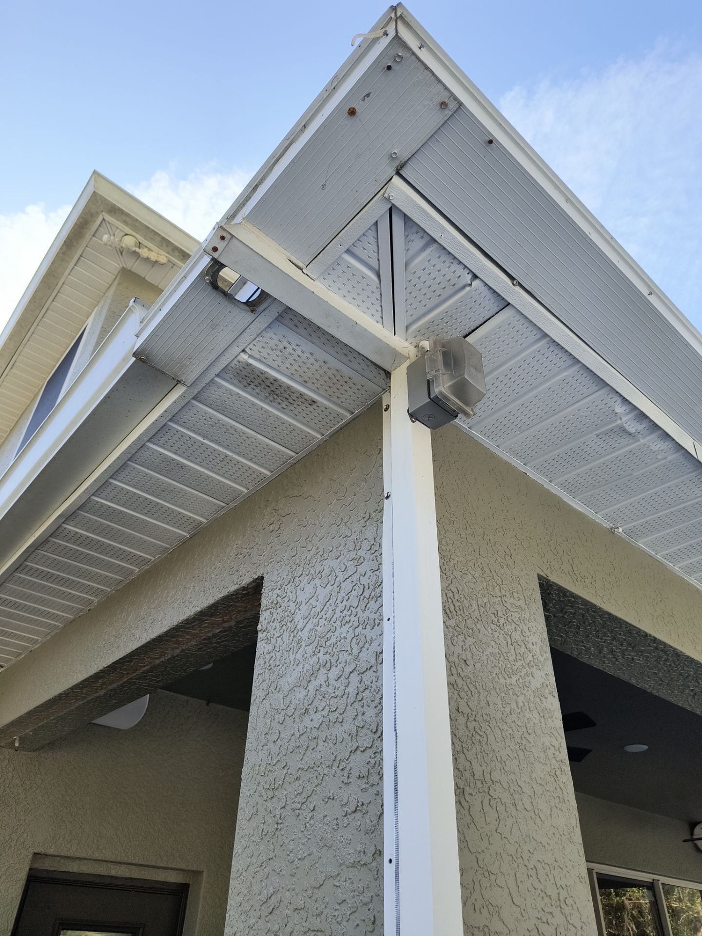 White 6'' Seamless K-style Gutters and Downspouts in Wesley Chapel, FL by Gutter Professors