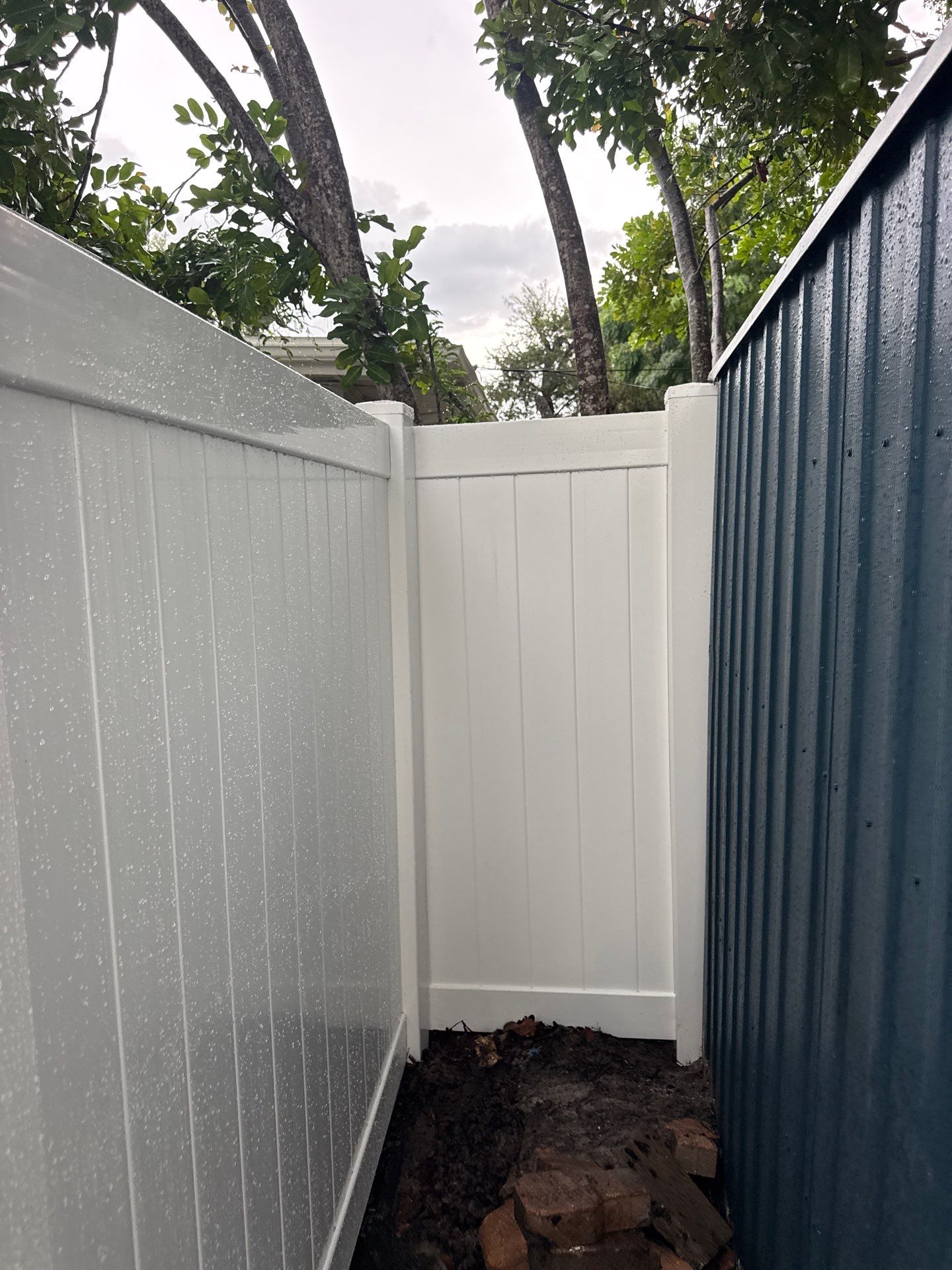 White Vinyl Privacy Fence and Backyard Enclosure in Sarasota by True Fence LLC