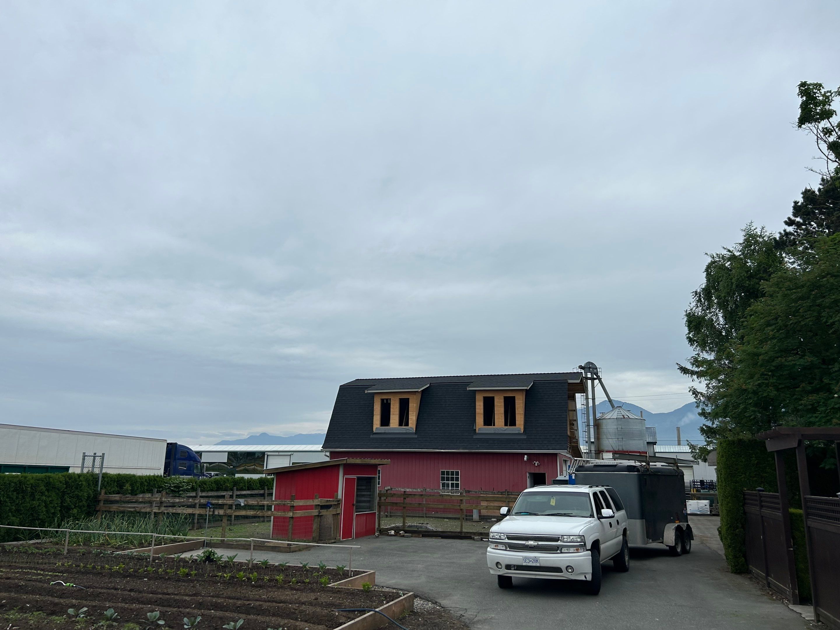 Residential Roofing Installation using OC Oakridge shingles by Top Notch Roofing Inc
