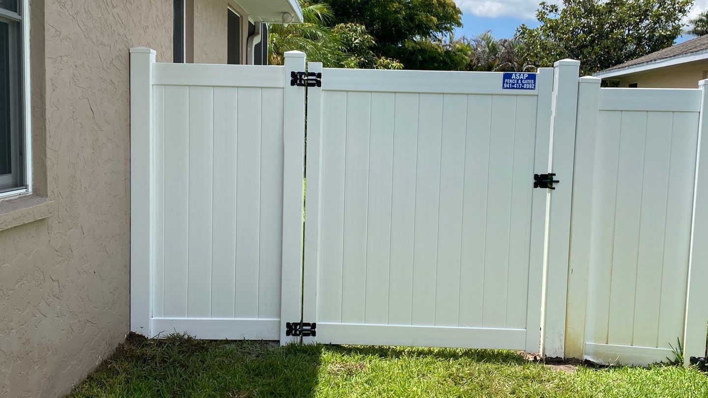 Sarasota, FL 6ft. Tall White Vinyl Privacy Fence  by Asap fence and gates, LLC
