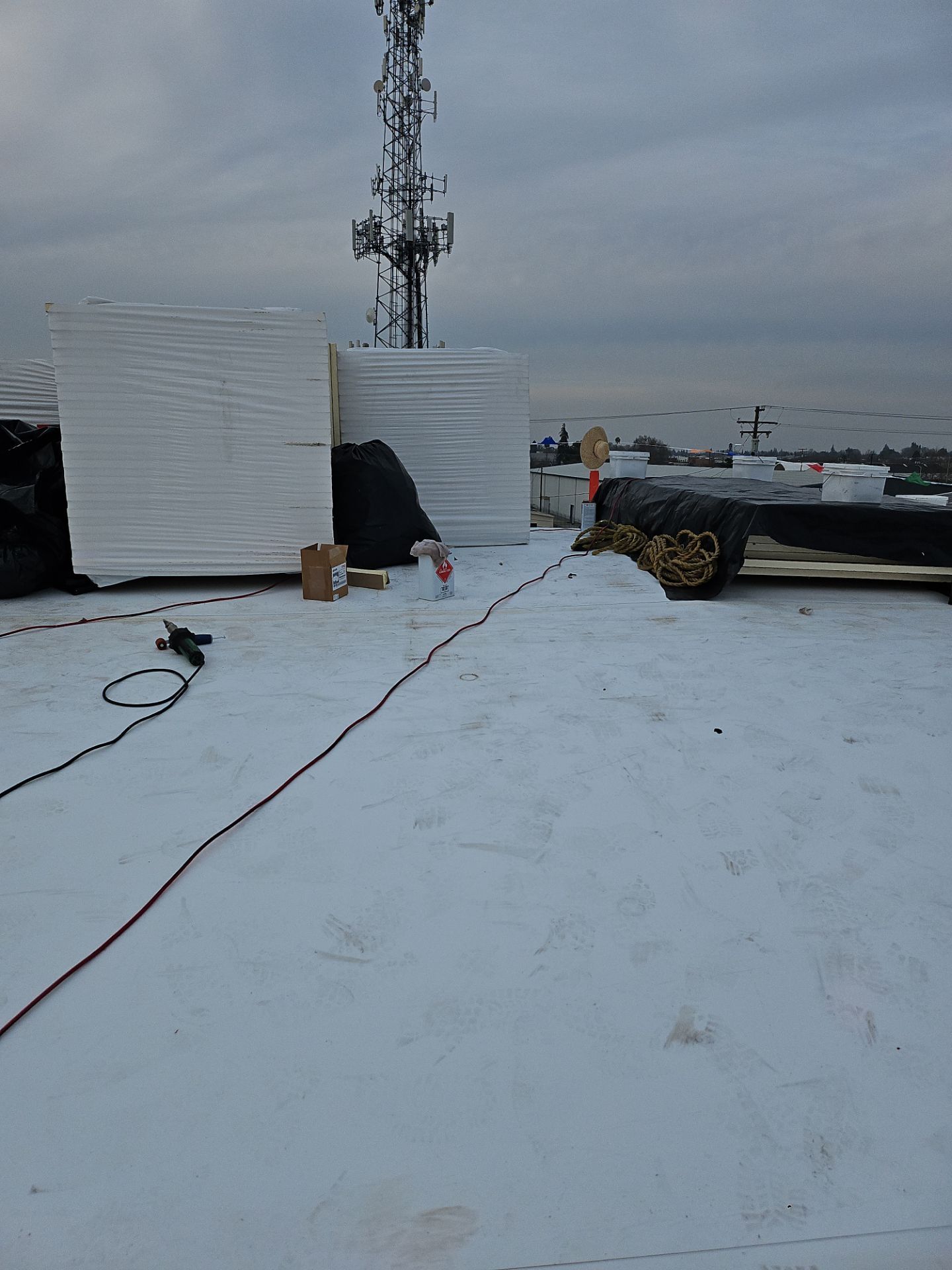 TPO single-ply roofing system using GAF Single-ply TPO 60 mil with 1.5 inch ISO board insulation by Straight Edge Roofing Inc