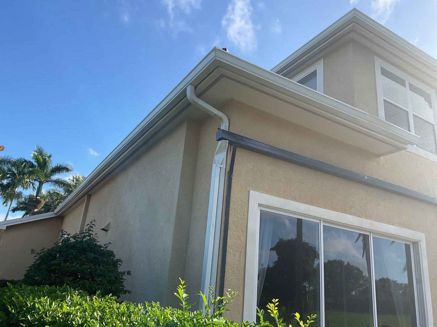 6 Inch Seamless Gutters using White Gutters and Downspouts in Fort Myers FL by Gutter Professors