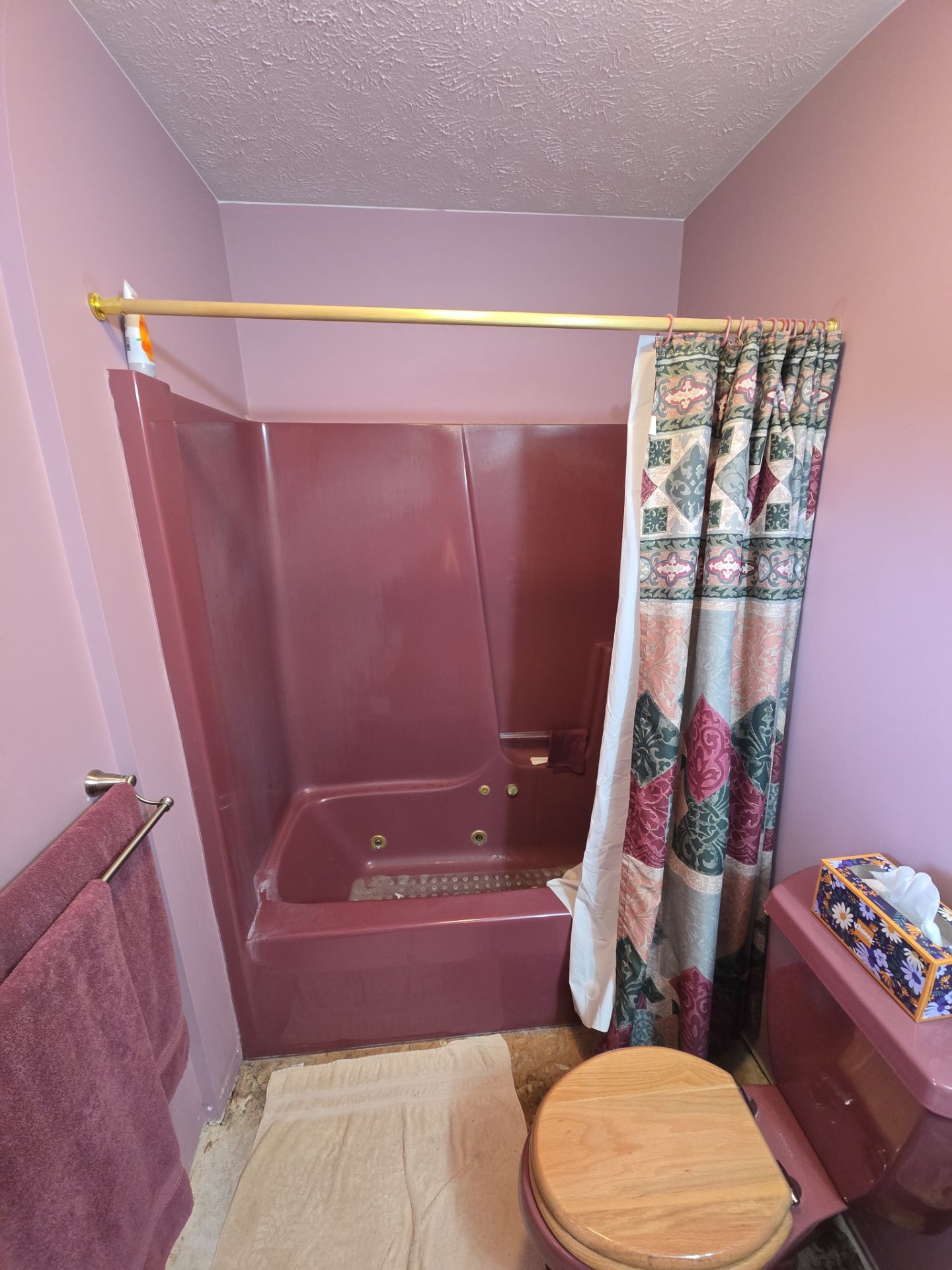 Kingsley Bath and Shower Remodel with Marble-Patterned Acrylic Surround by Rainbow Seamless Systems