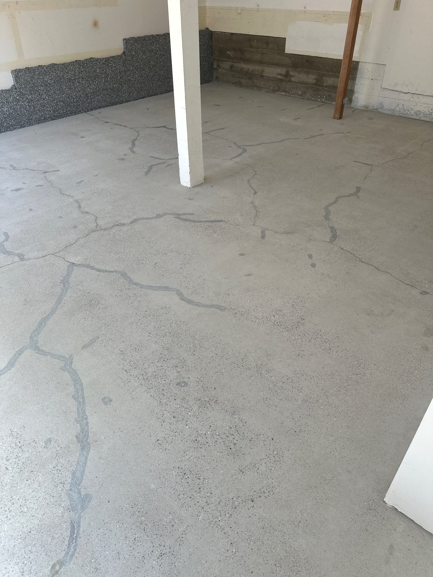 Polyurea Garage Floor Coating with Simiron Wombat Chip Finish by MGP Coatings