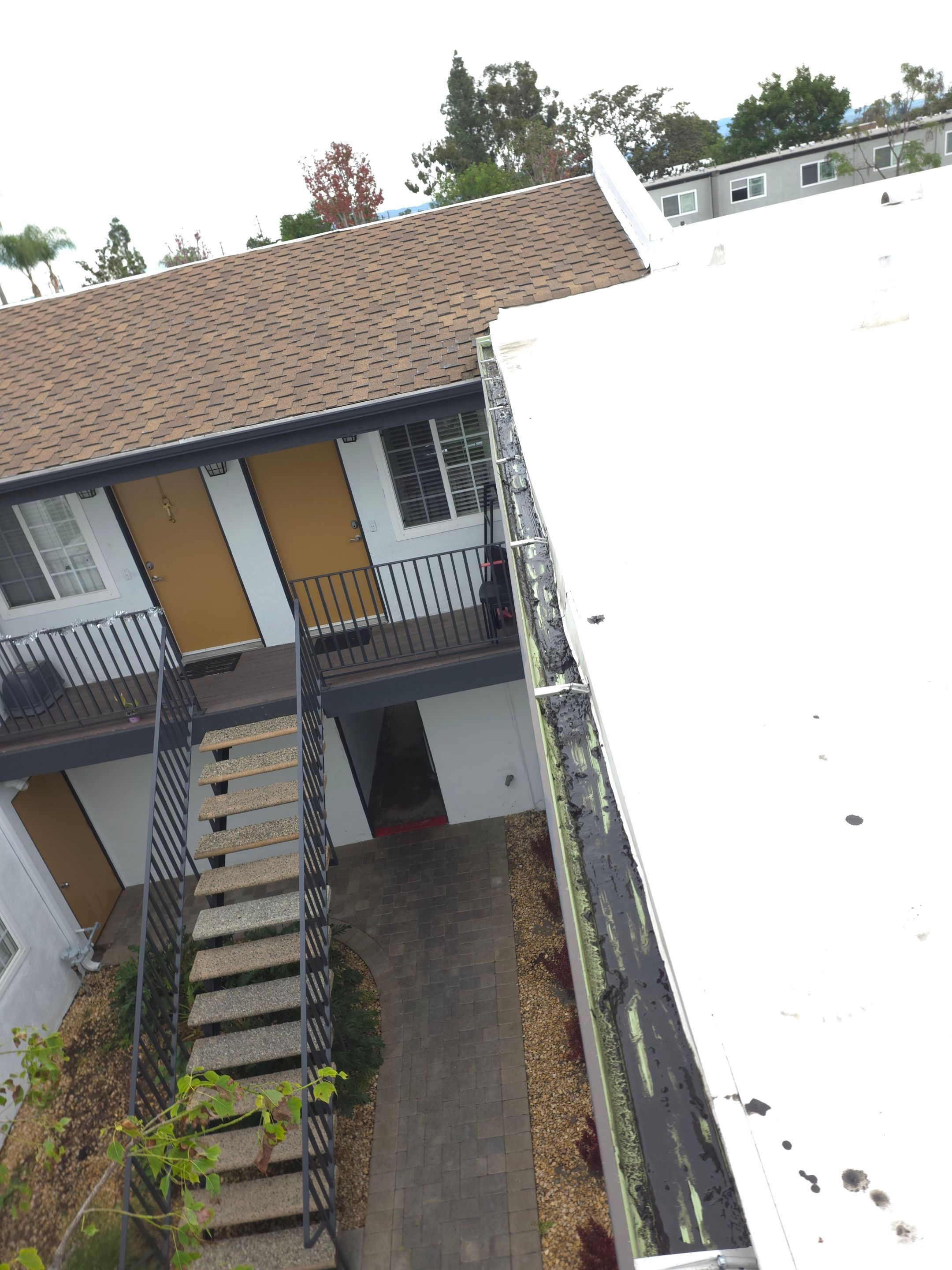 Commercial gutter cleaning Anaheim & Fullerton, CA after photo with clean gutters