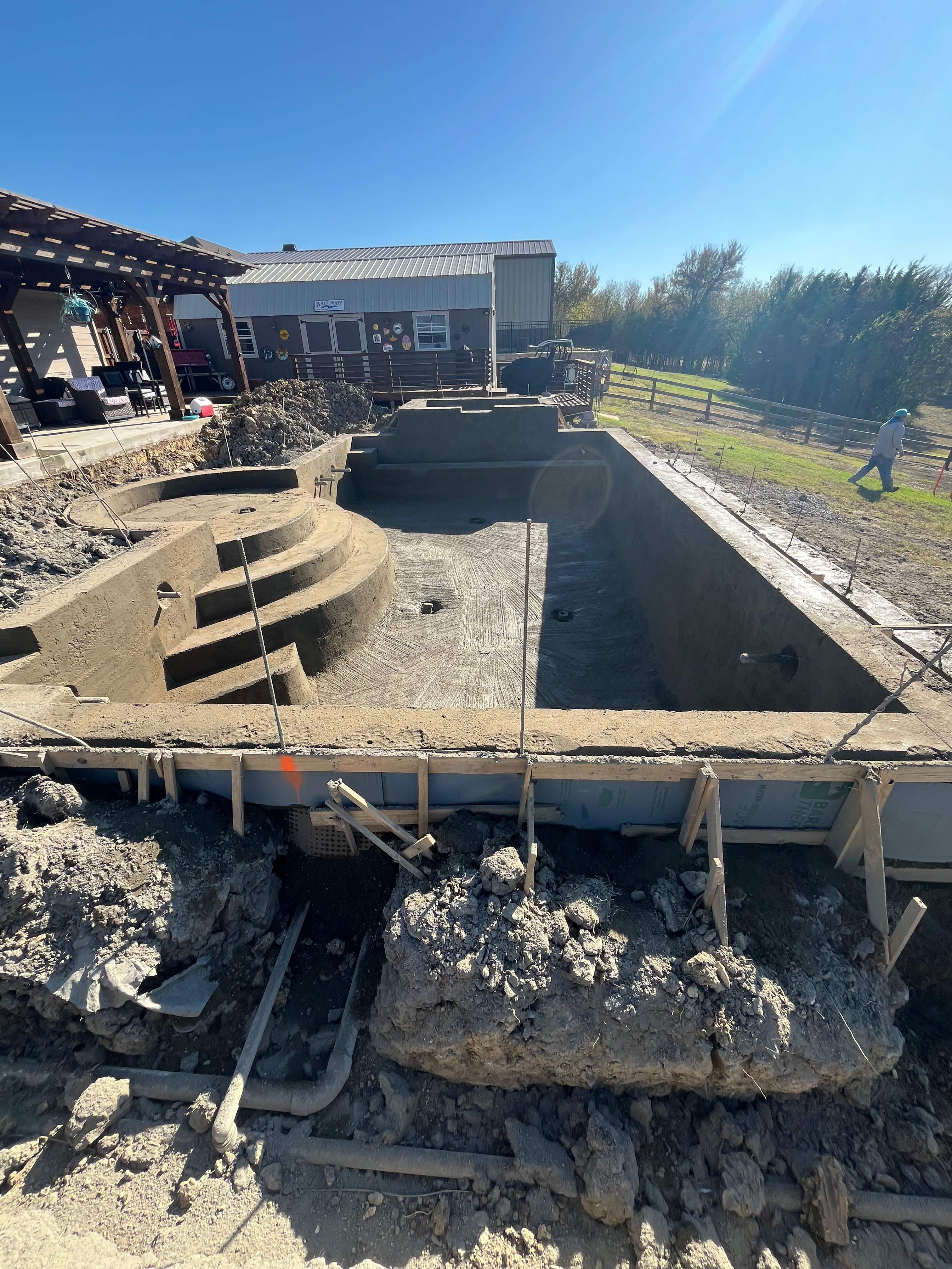 Large Classical Pool and Spa by Pinnacle Pools and Spas - DFW