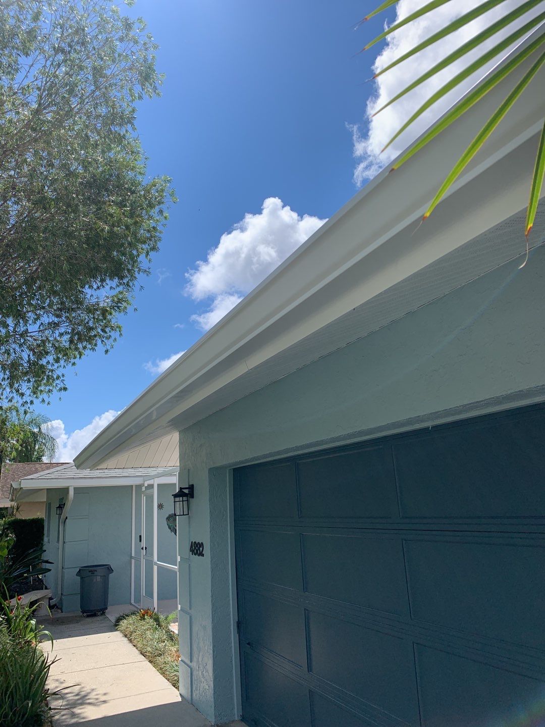 Aluminum Seamless Gutters using White Seamless Gutters in Sarasota FL by Gutter Professors