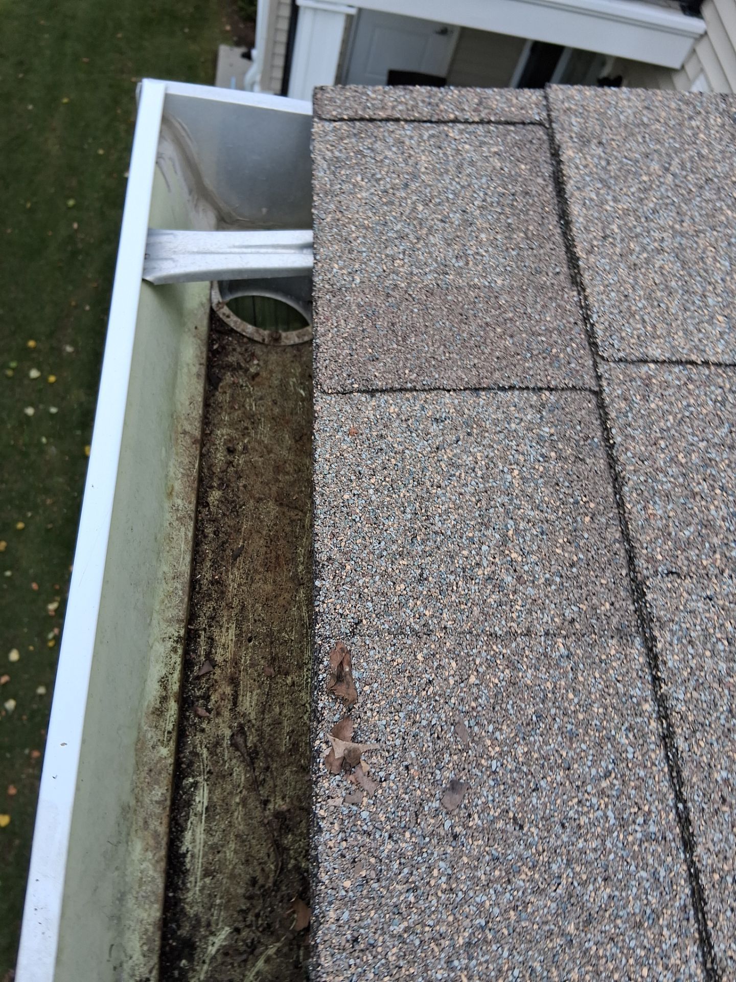 Commercial gutter cleaning New York city after photo with clean gutters