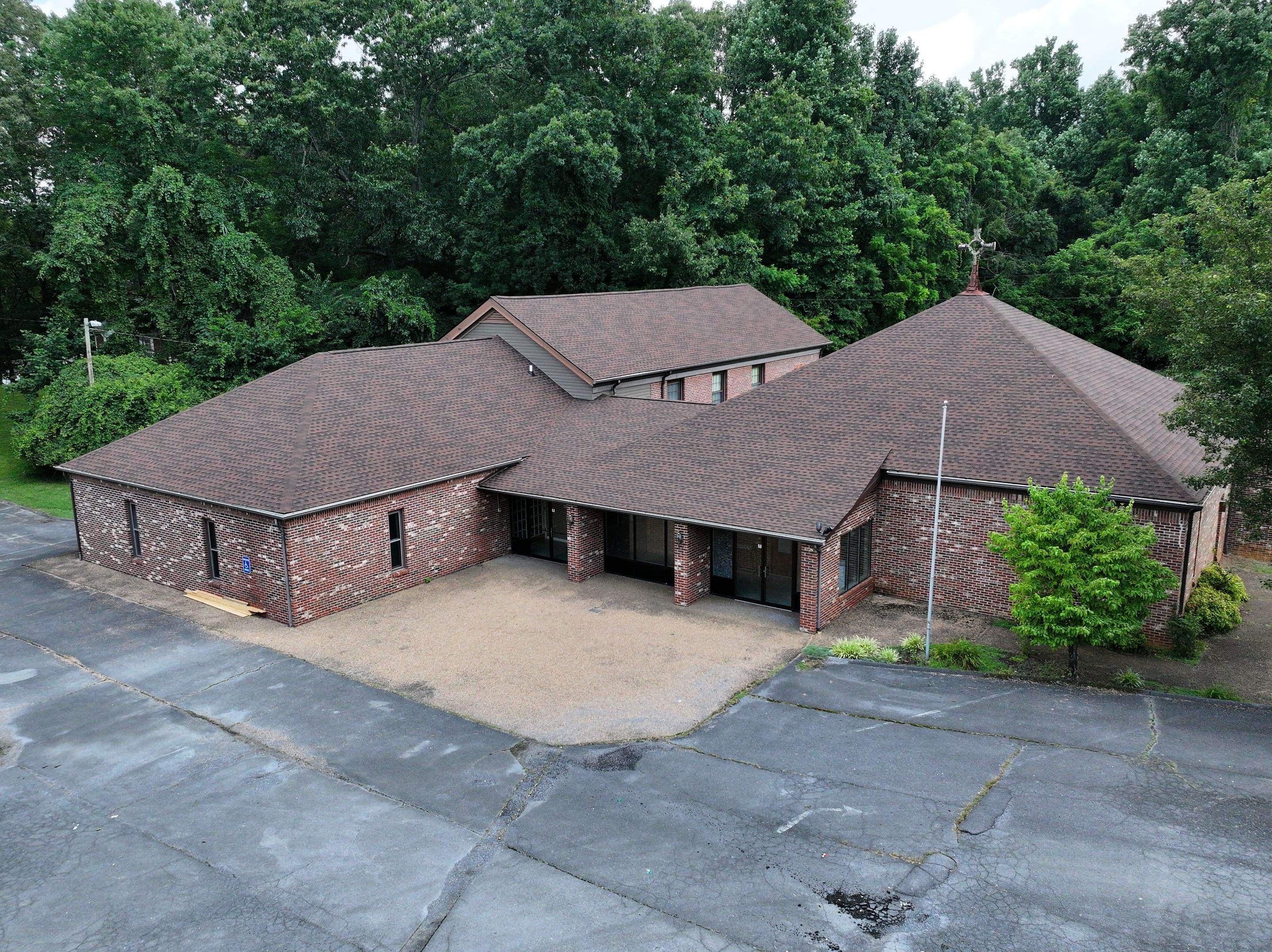 5825 Fort Henry Drive • Kingsport, TN 37663 by Omnia Roofing