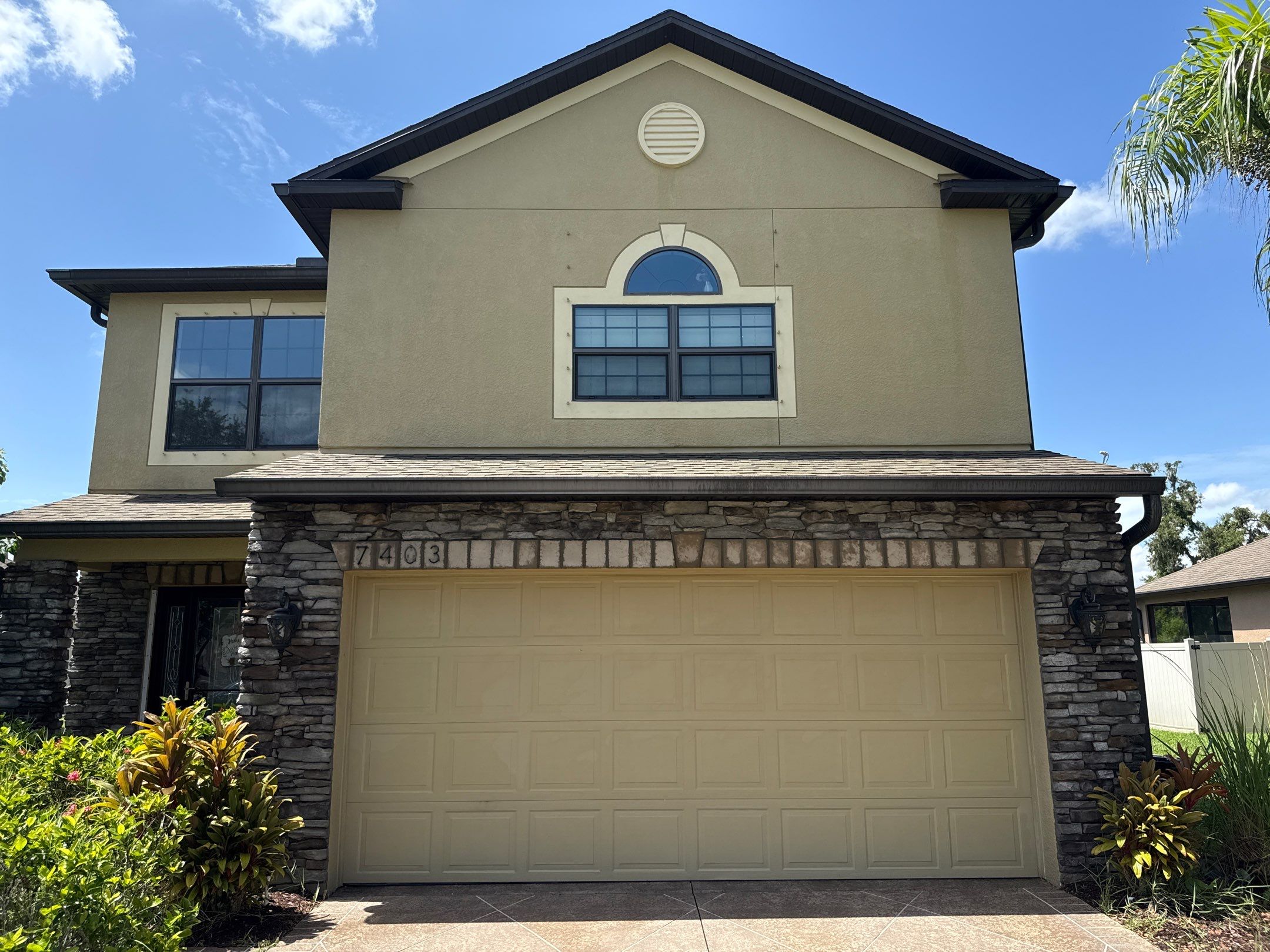 2-Story Stucco House Wash & Tan Vinyl Fence Cleaning | Sheffield Glen Palmetto, FL by Sunshine AquaWash