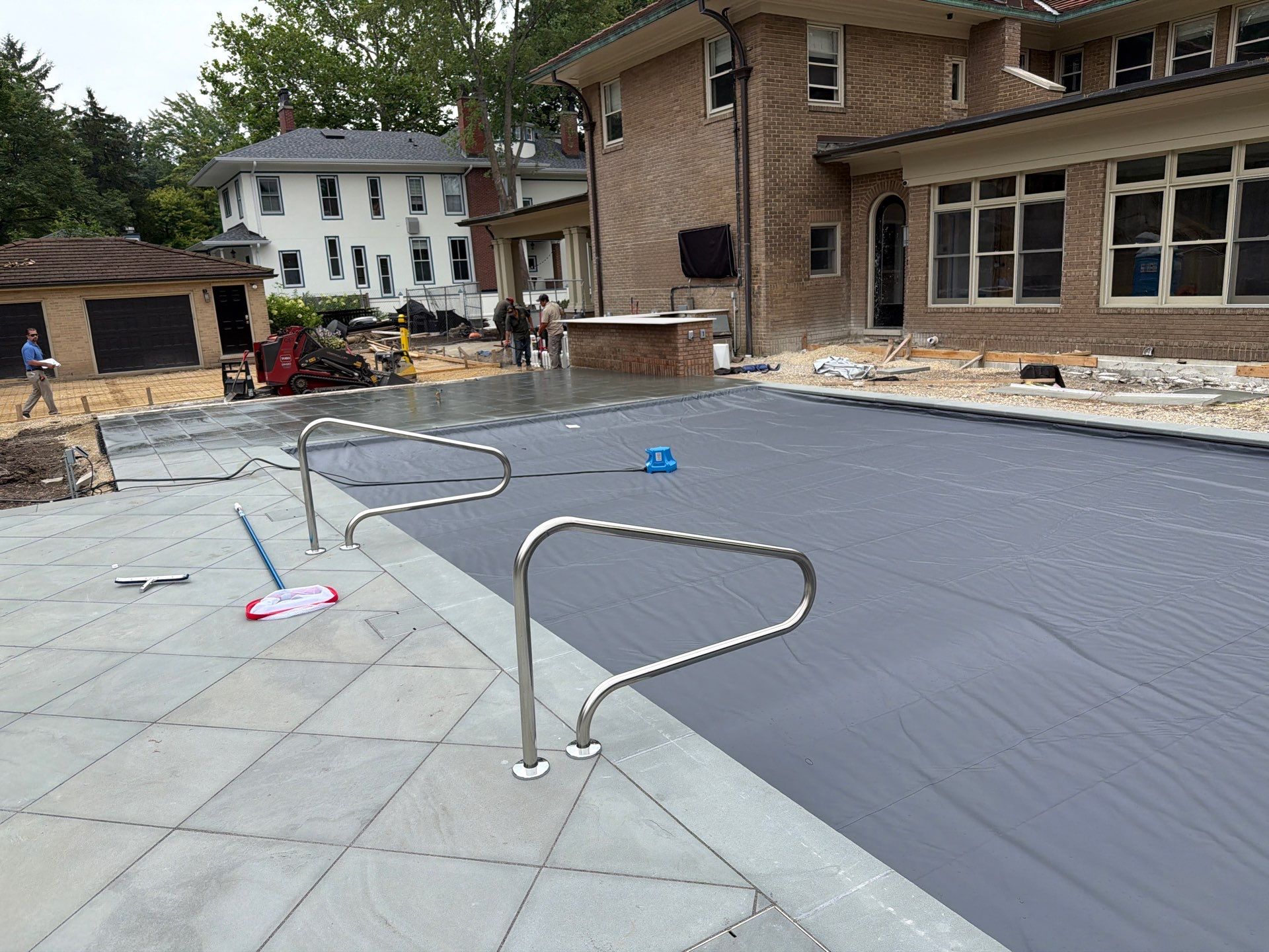 Platino Pool with Center Spa by North Shore Pool & Spa