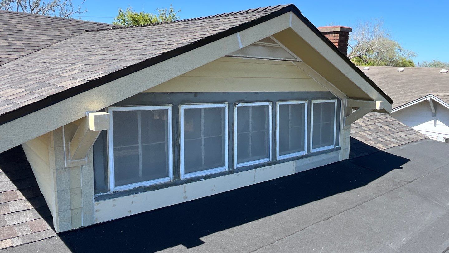 Mid-Century Bungalow by Bayfront Roofing and Construction