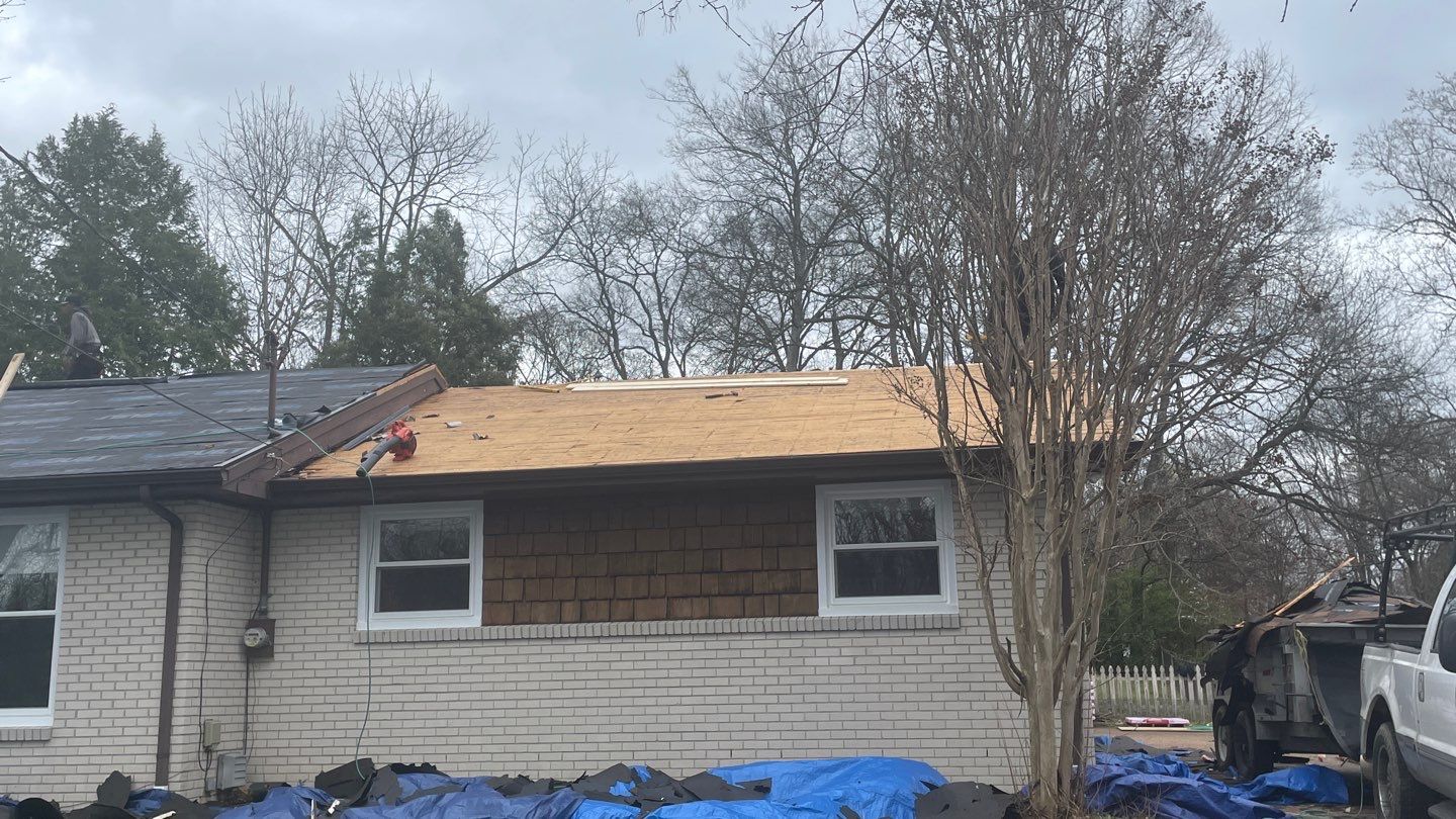 Residential Roofing Installation using Owens Corning Oakridge Roofing System by Undersun Roofing 